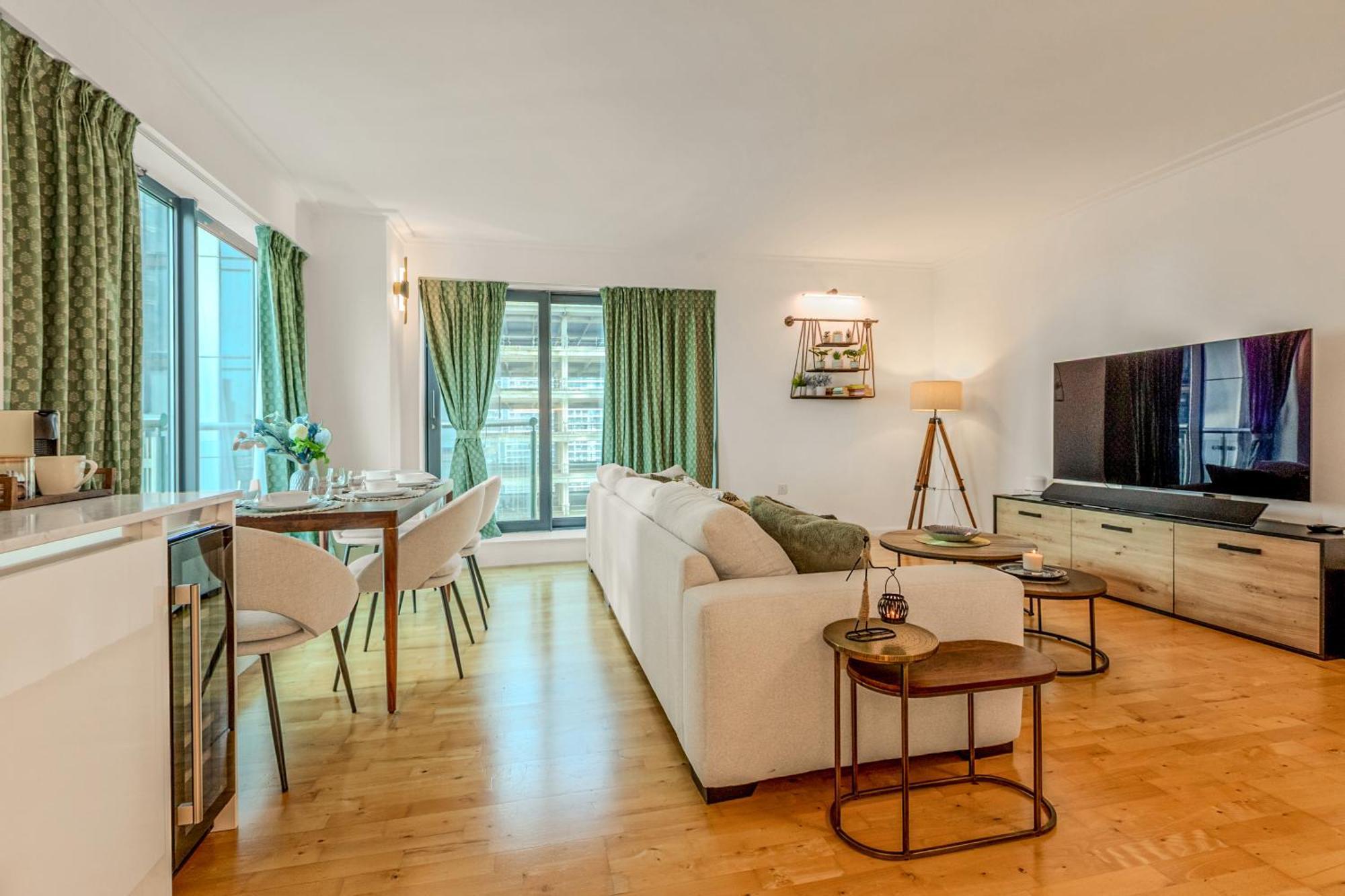 Bright 2br In Canary With Balcony Wharf, 5 Min Tube Apartment London