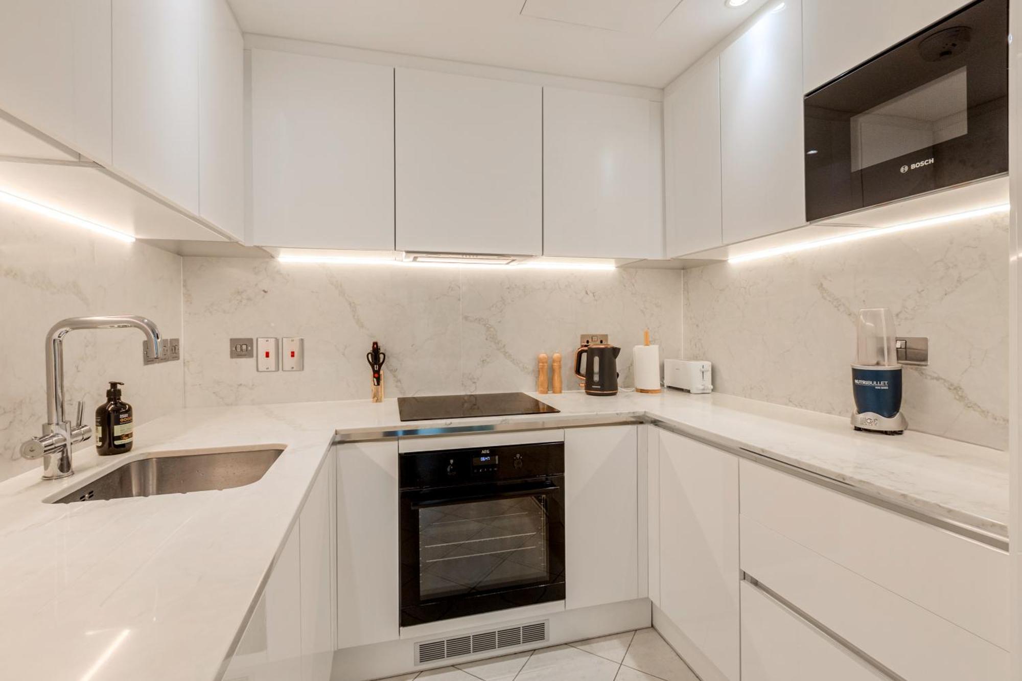 Bright 2br In Canary With Balcony Wharf, 5 Min Tube Apartment *