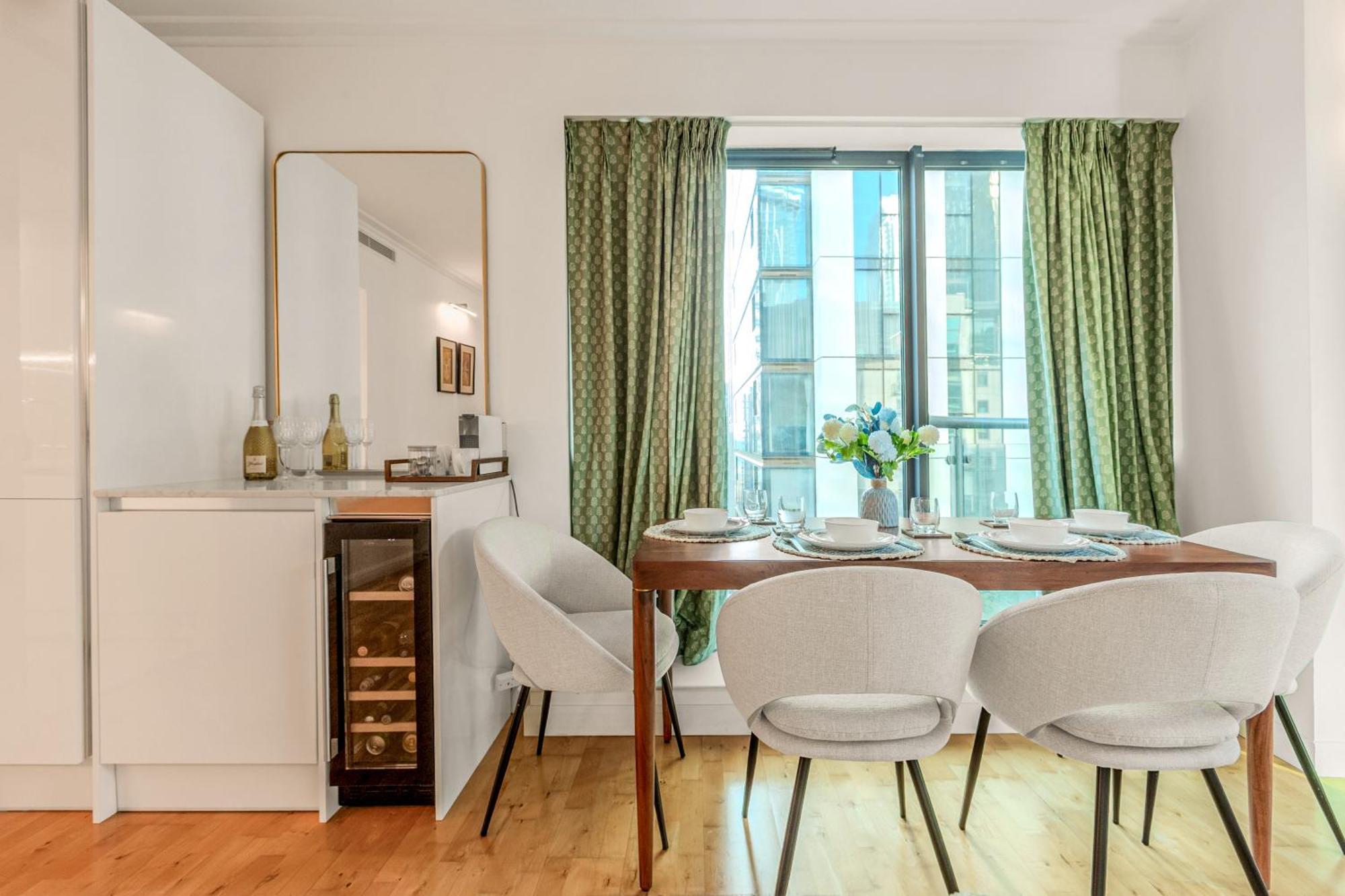 Bright 2br In Canary With Balcony Wharf, 5 Min Tube Apartment London