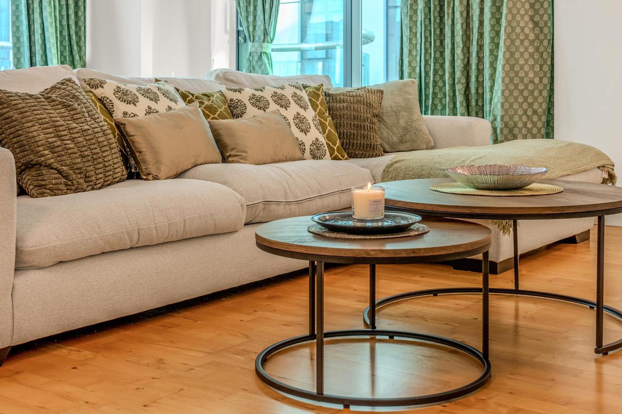 Apartment Bright 2br In Canary With Balcony Wharf, 5 Min Tube *