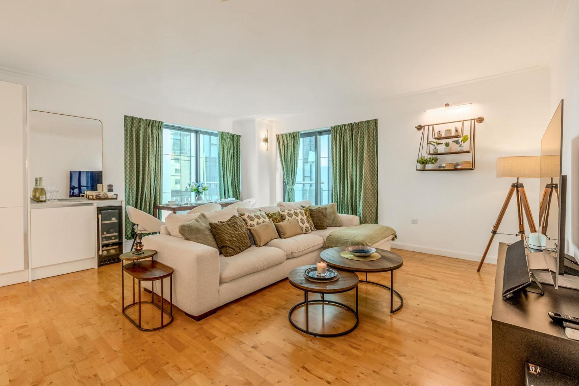 Bright 2br In Canary With Balcony Wharf, 5 Min Tube Apartment *