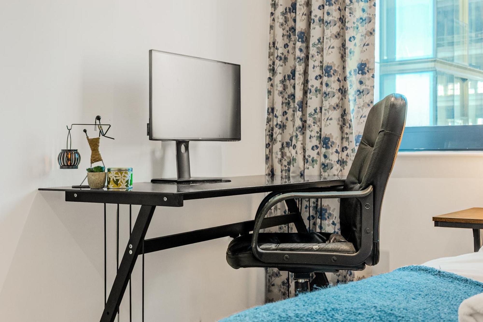 Bright 2br In Canary With Balcony Wharf, 5 Min Tube Apartment London