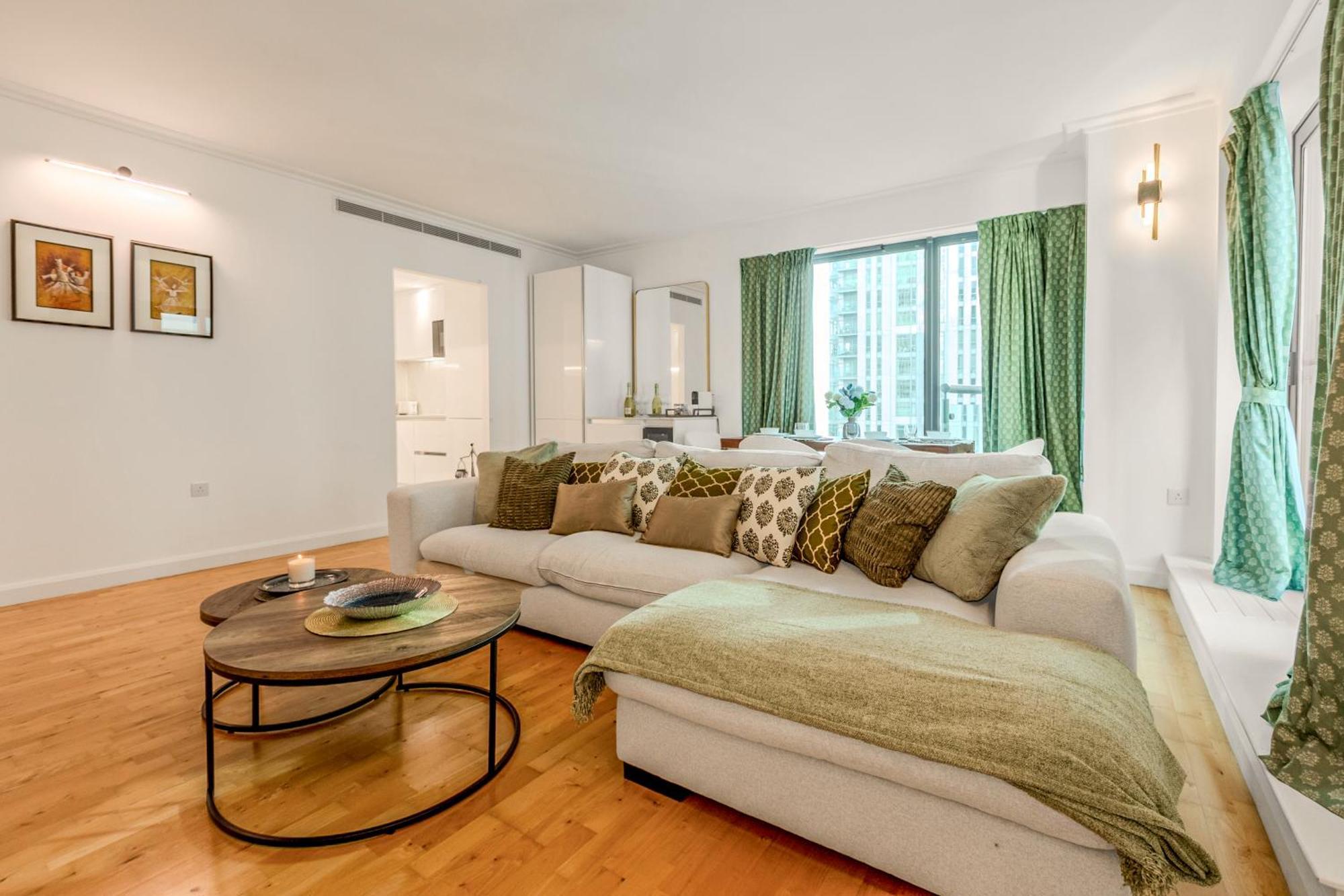 Bright 2br In Canary With Balcony Wharf, 5 Min Tube Apartment