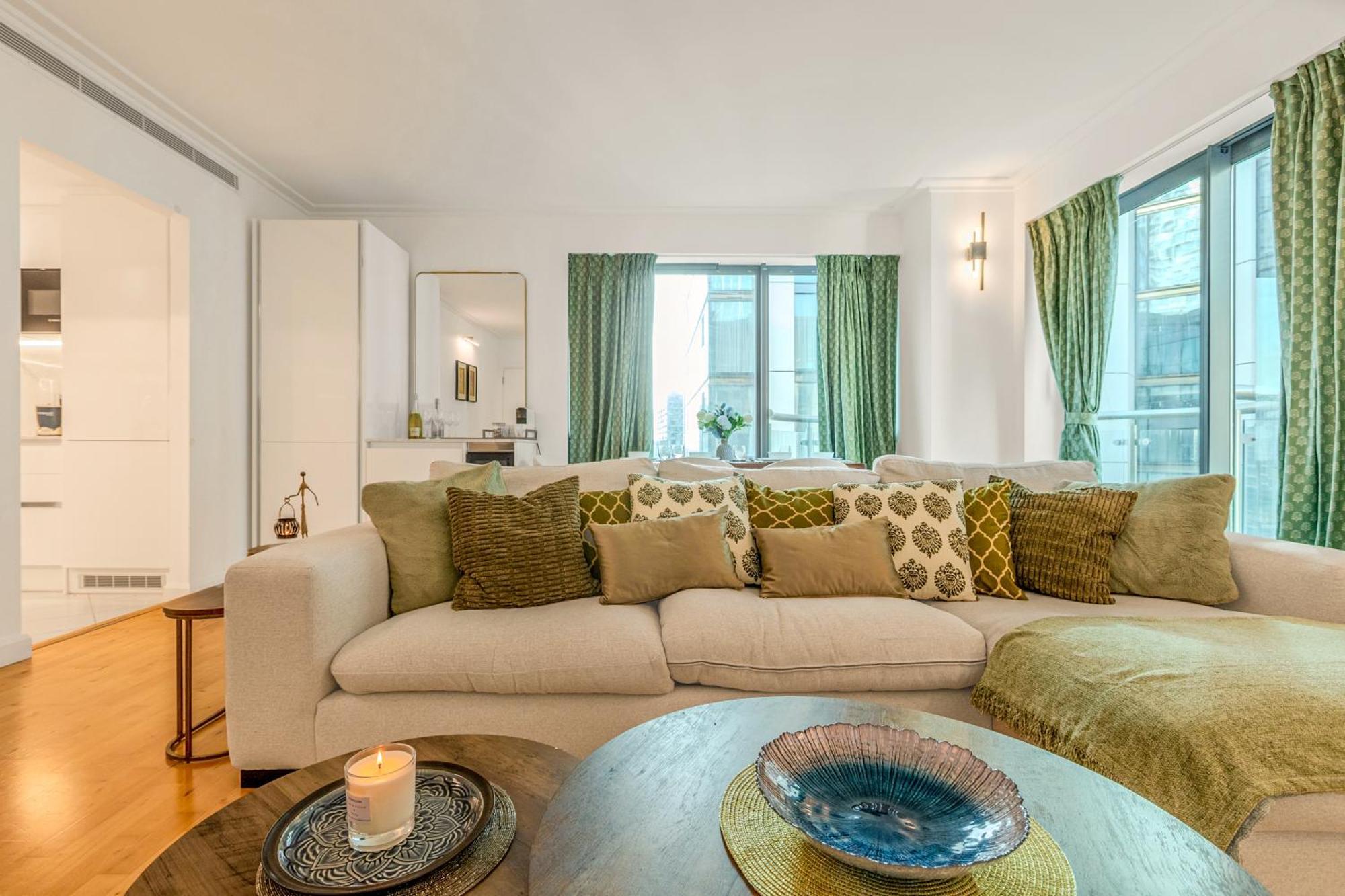 Bright 2br In Canary With Balcony Wharf, 5 Min Tube Apartment London