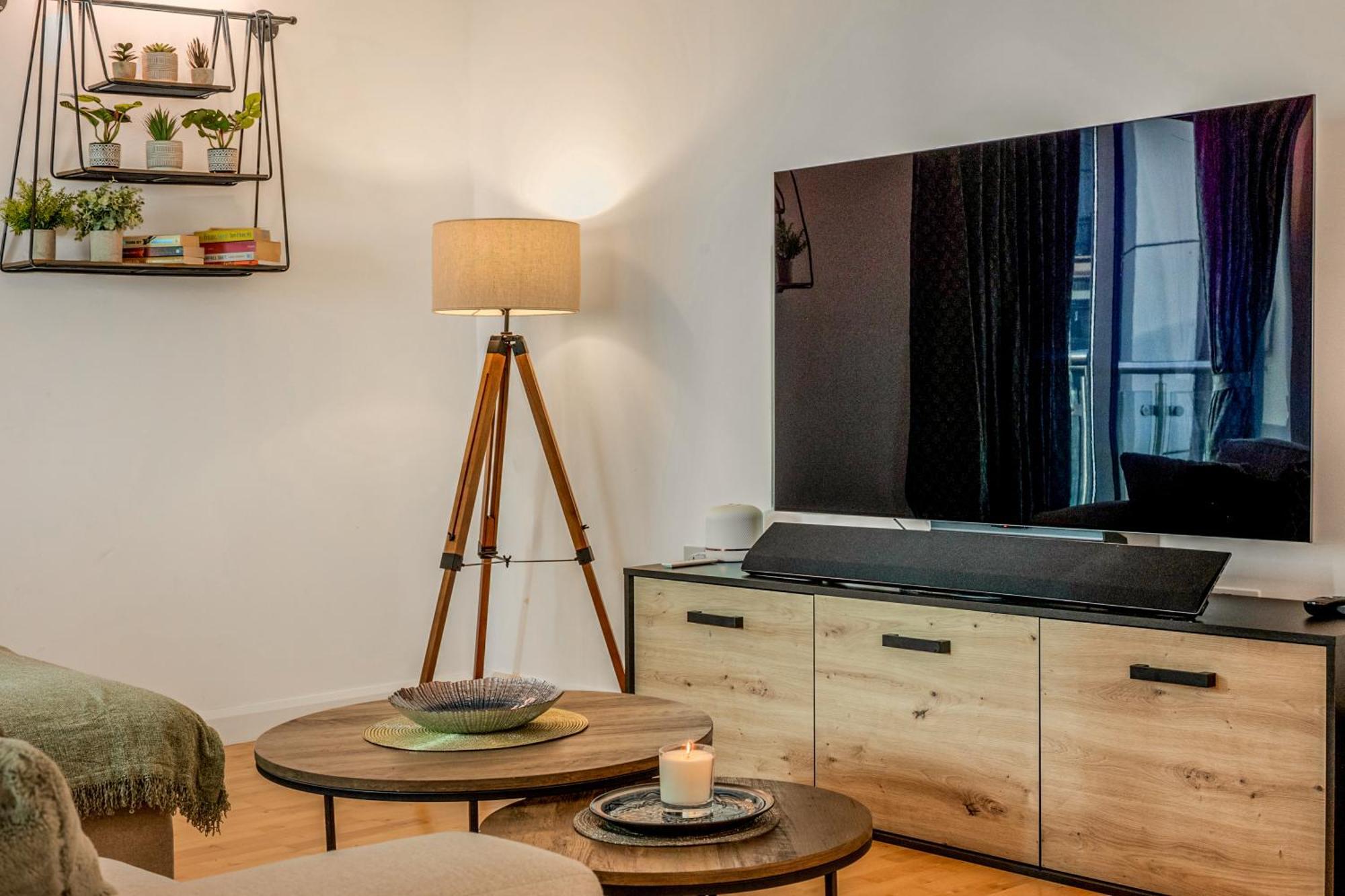 Bright 2br In Canary With Balcony Wharf, 5 Min Tube *