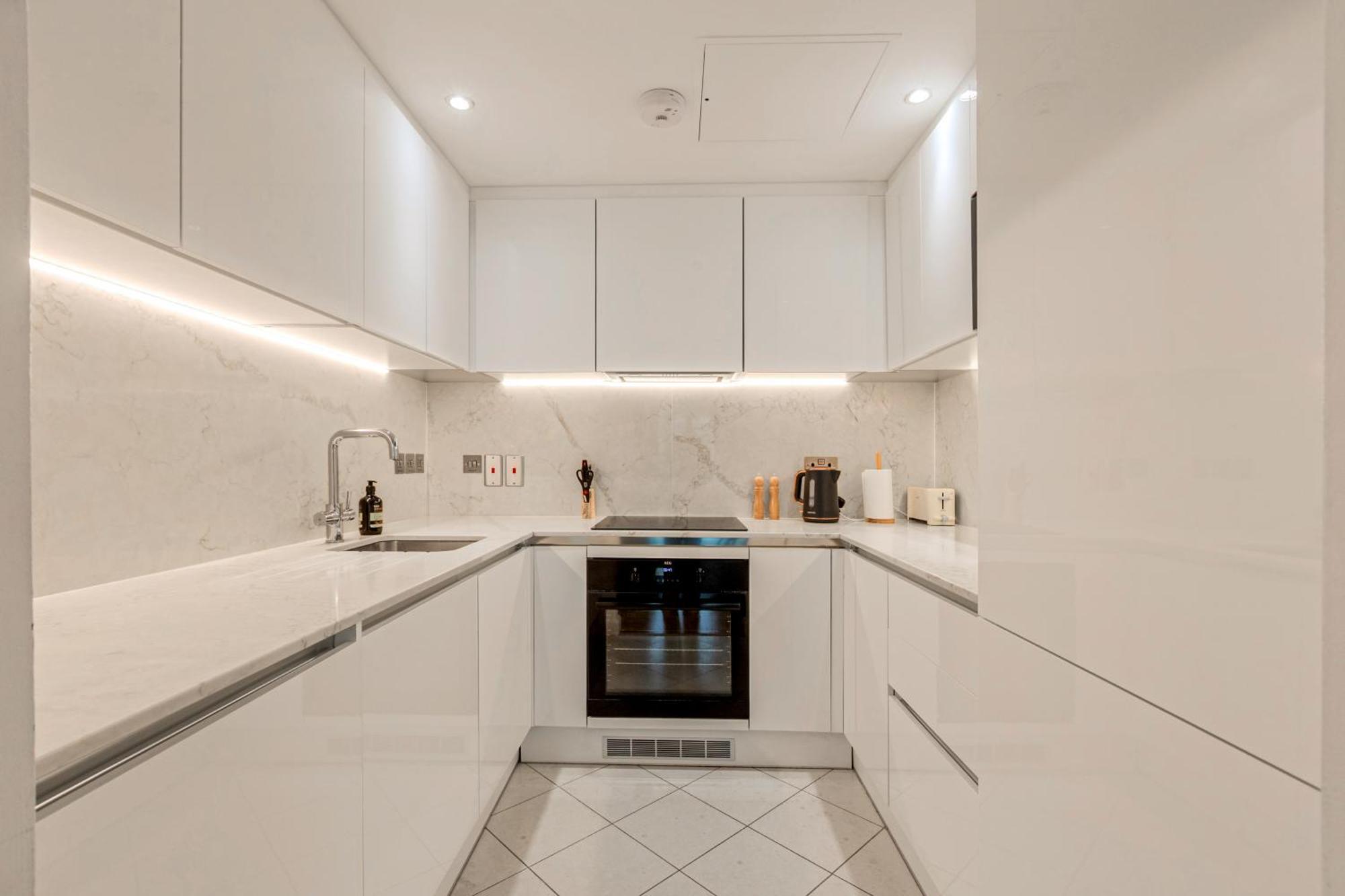 Apartment Bright 2br In Canary With Balcony Wharf, 5 Min Tube *