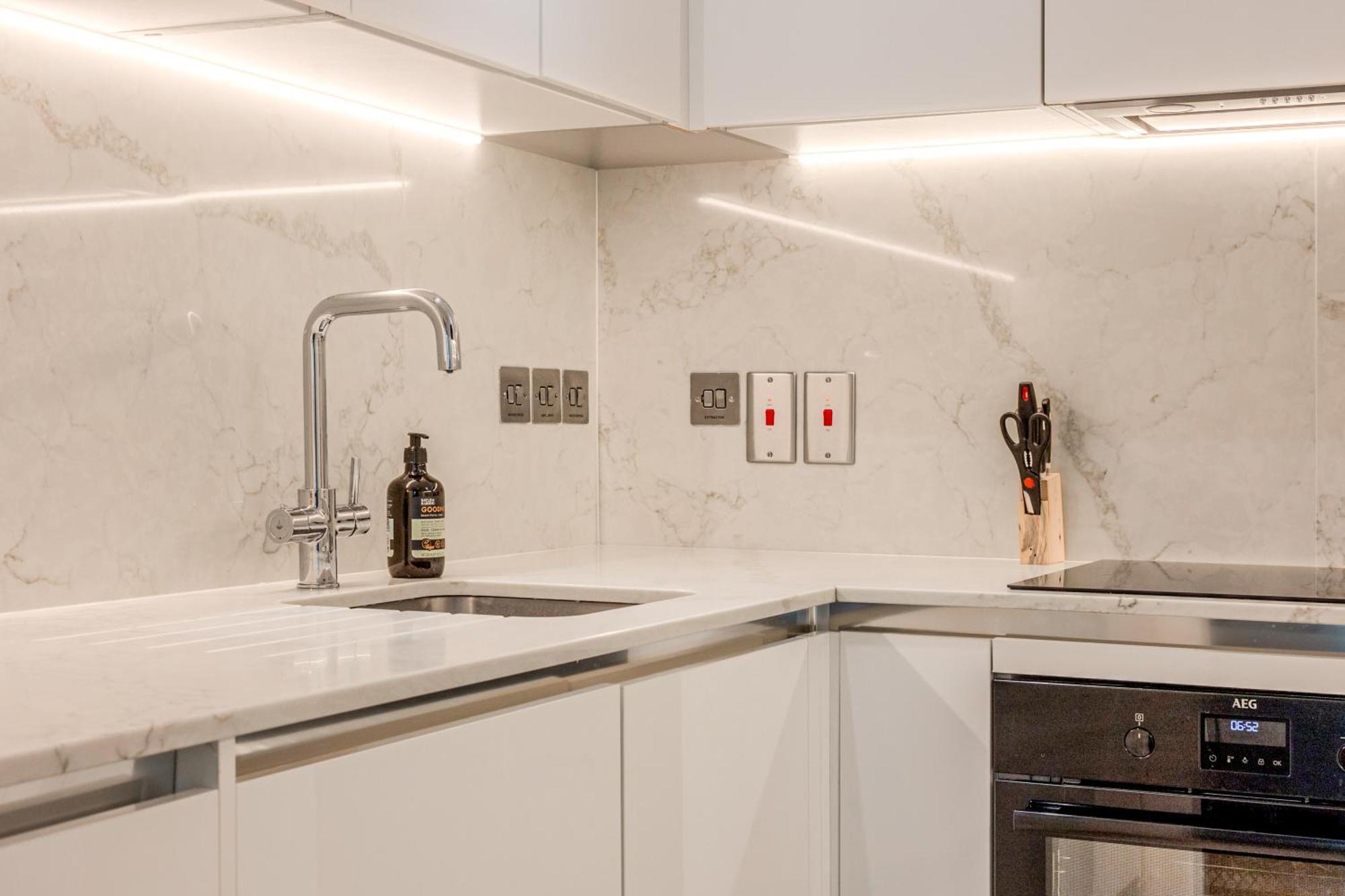 Apartment Bright 2br In Canary With Balcony Wharf, 5 Min Tube London