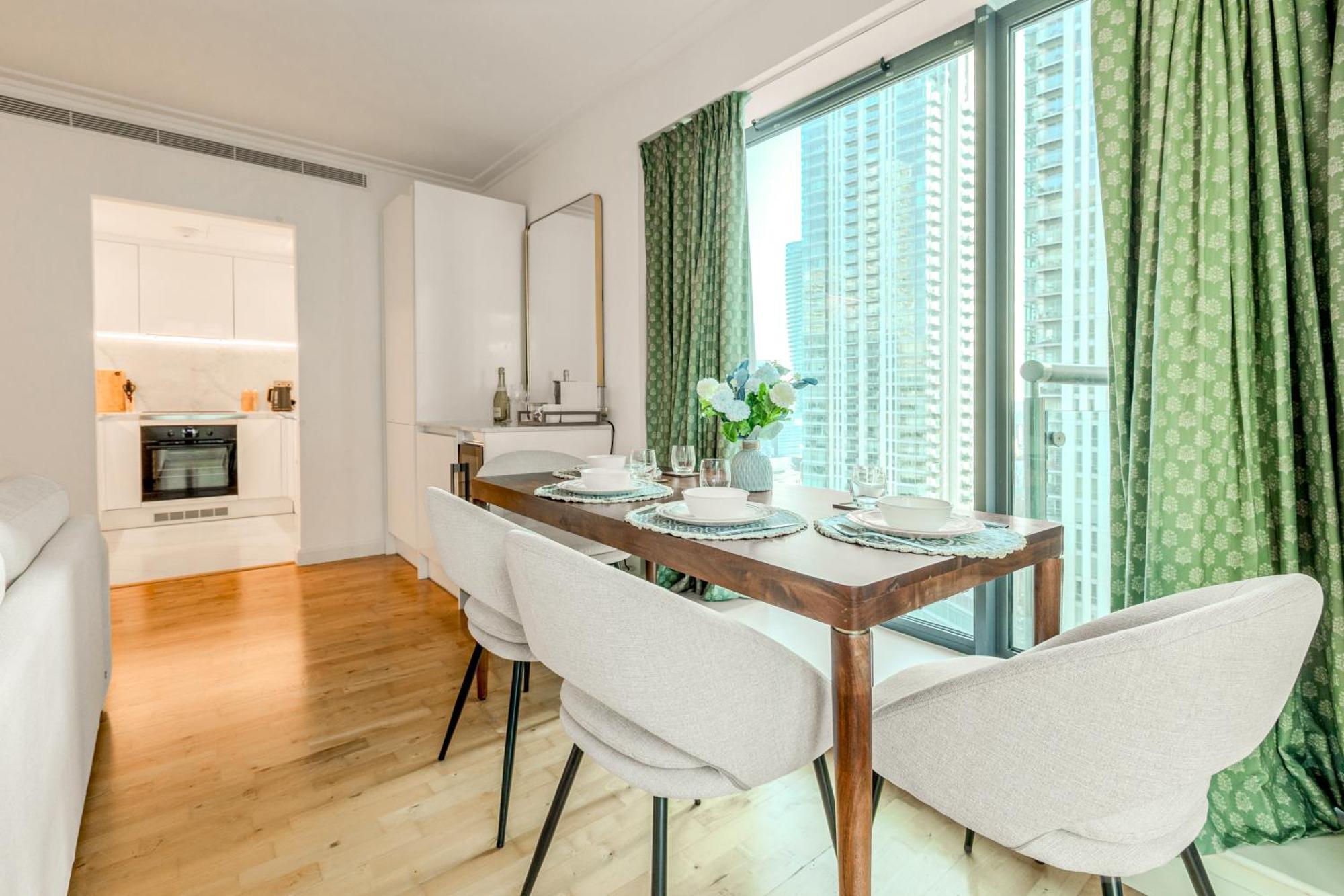 Bright 2br In Canary With Balcony Wharf, 5 Min Tube * London