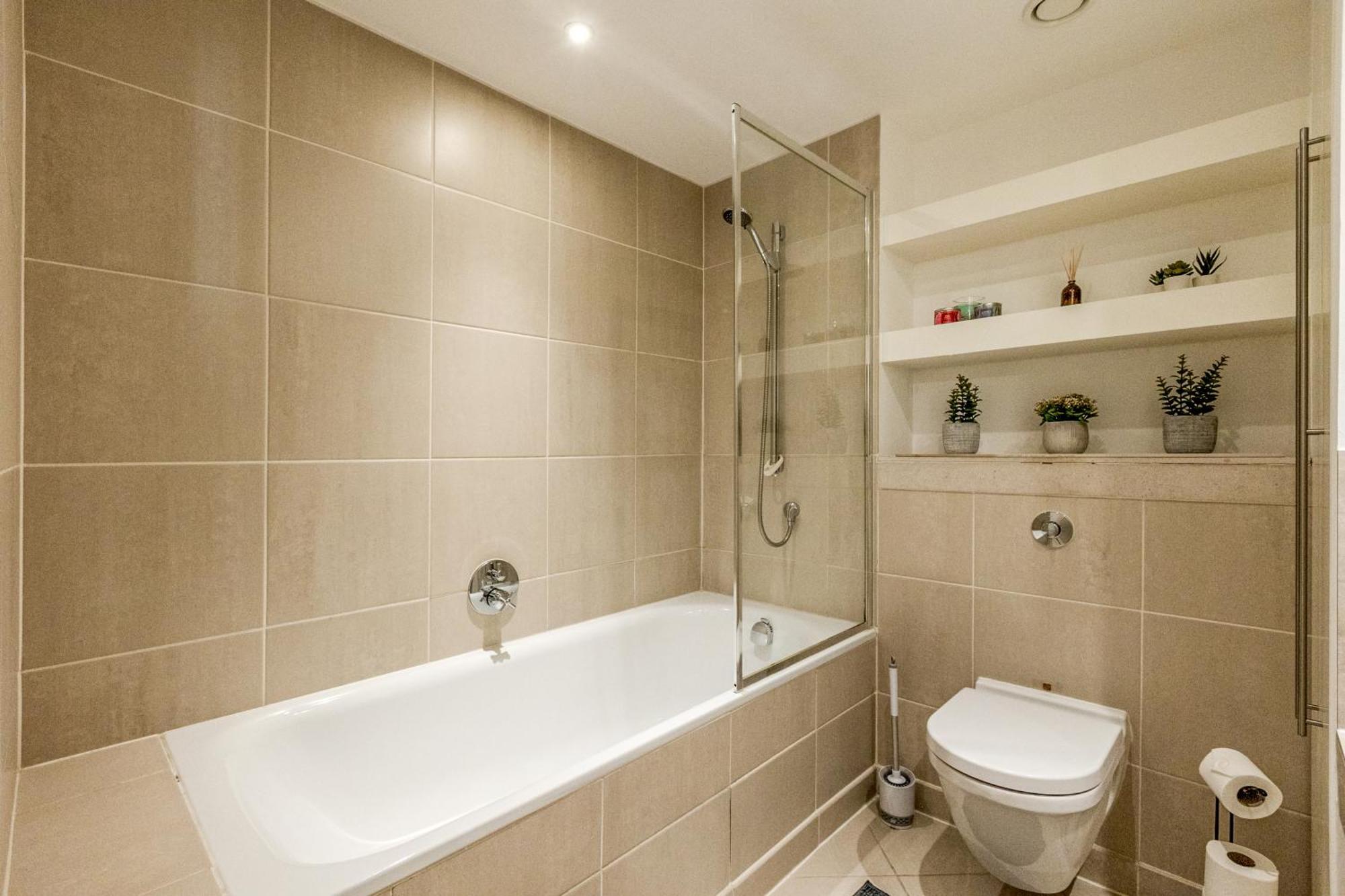 Apartment Bright 2br In Canary With Balcony Wharf, 5 Min Tube London