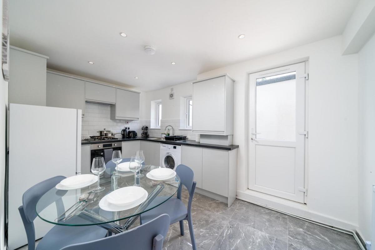 Family Near 02 Arena, Excel Centre With Parking Appartement Londen