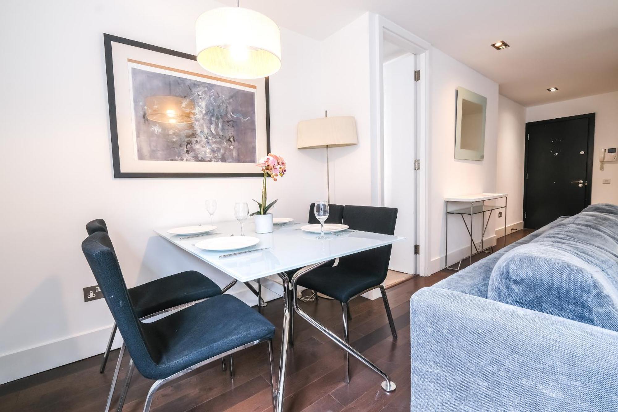 Charming 1br, 2min From Monument Station! Apartment *