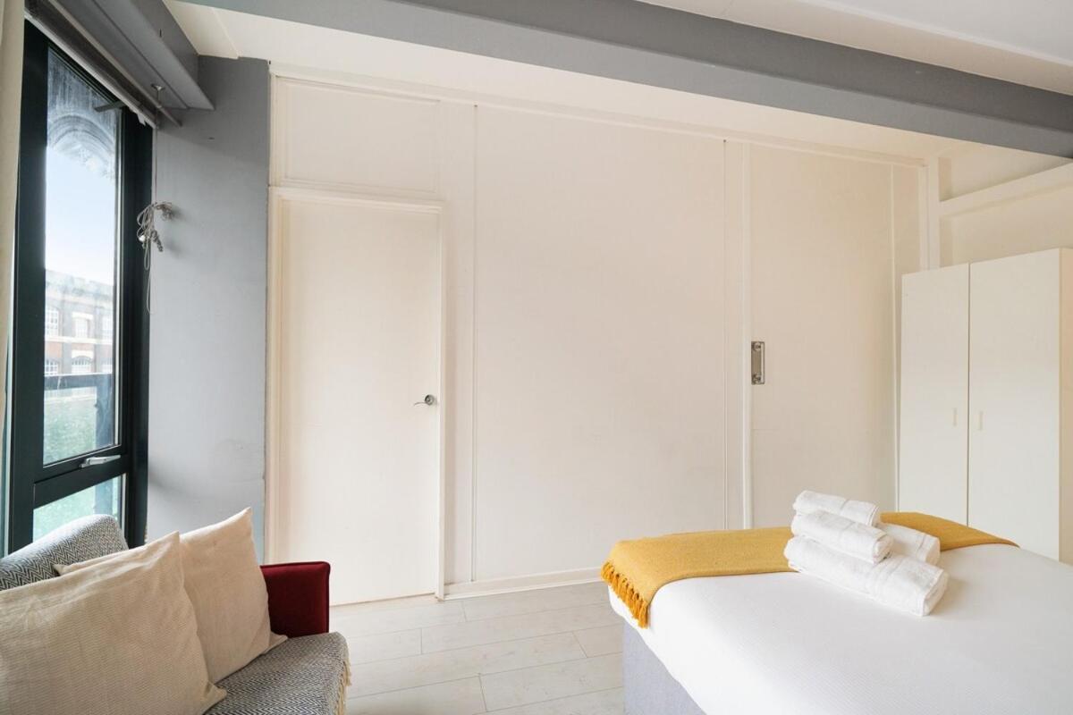 Modern 2-bed With Balcony In Stratford Apartment