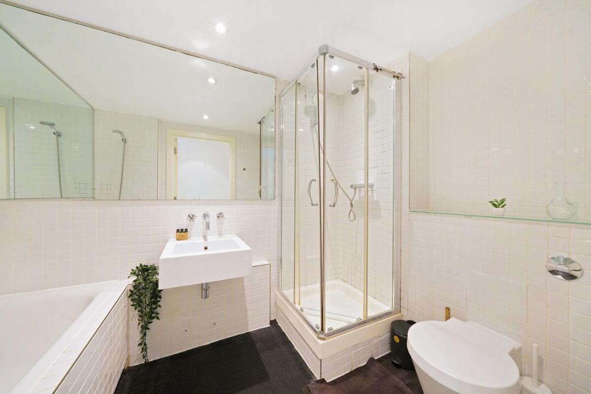 Modern 2-bed With Balcony In Stratford Apartment London