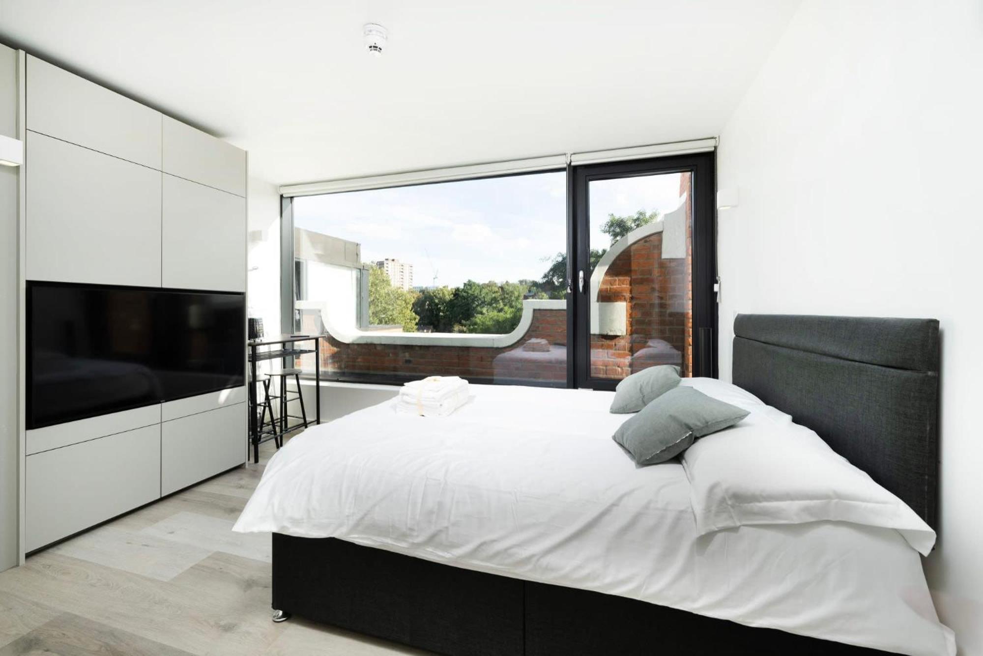 Modern Living At Antigallican In Londres