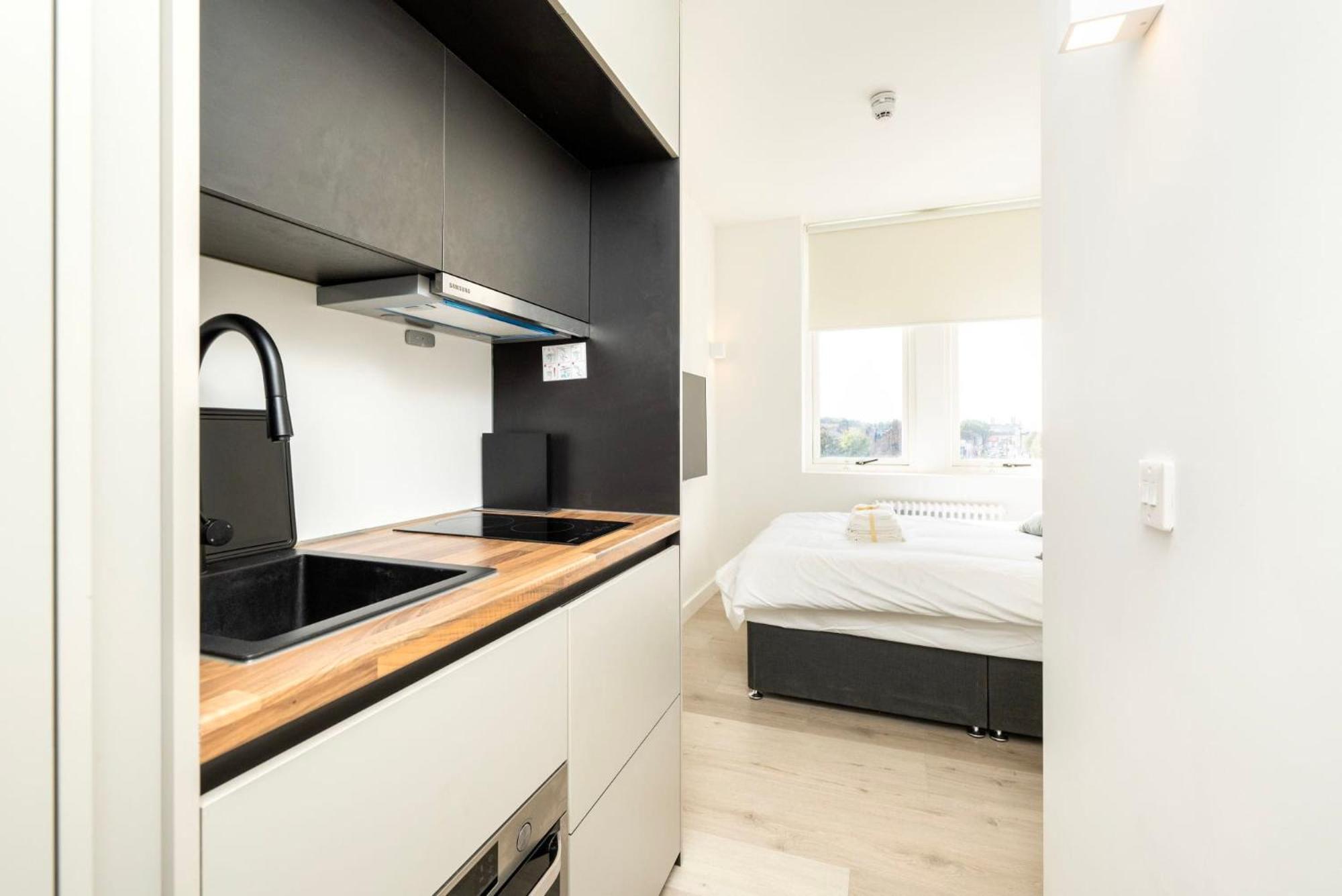 Modern Living At Antigallican In Londres