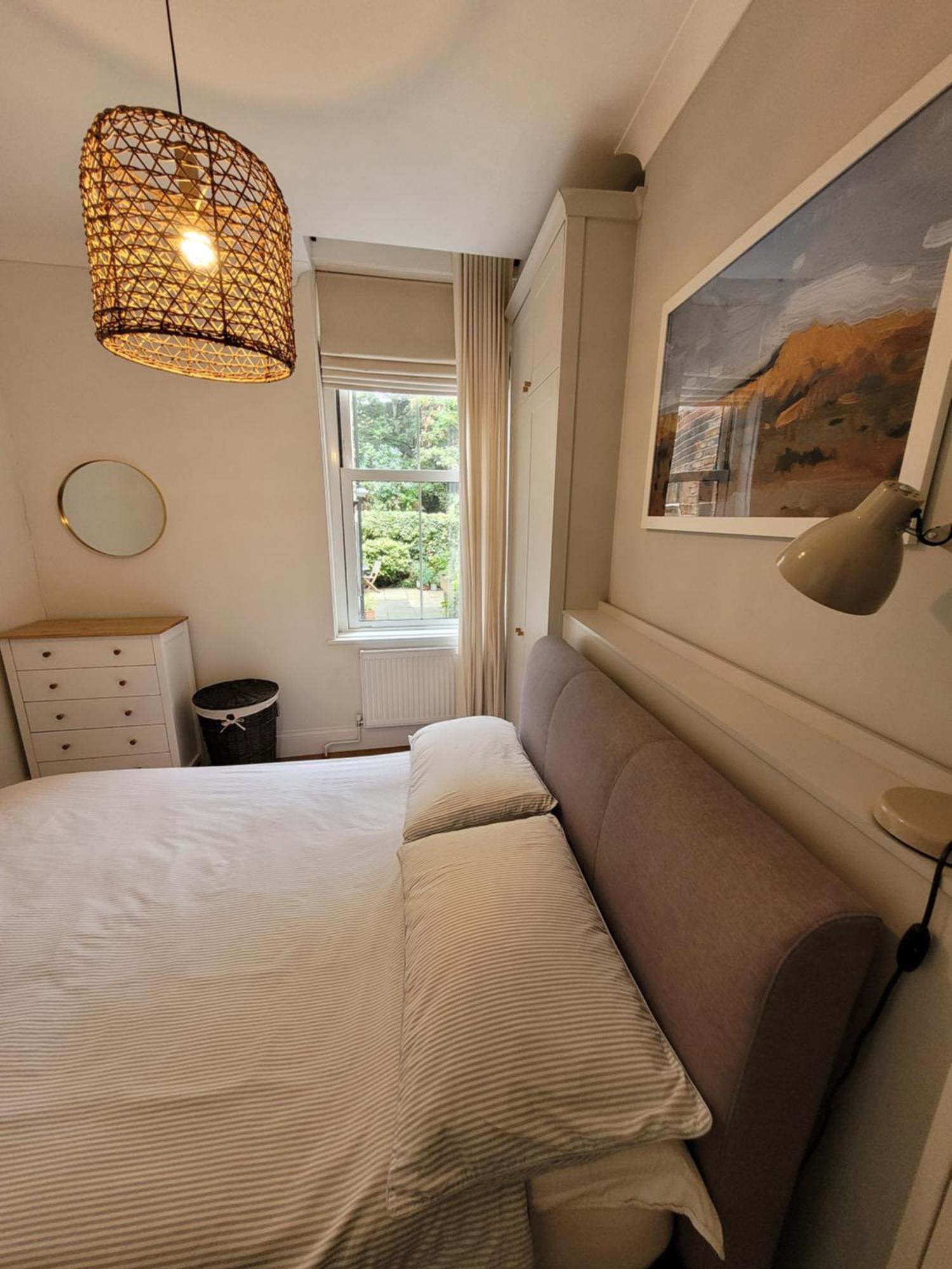 Lovely 1 Bed Flat With Private Garden And Easy Access To Apartment *