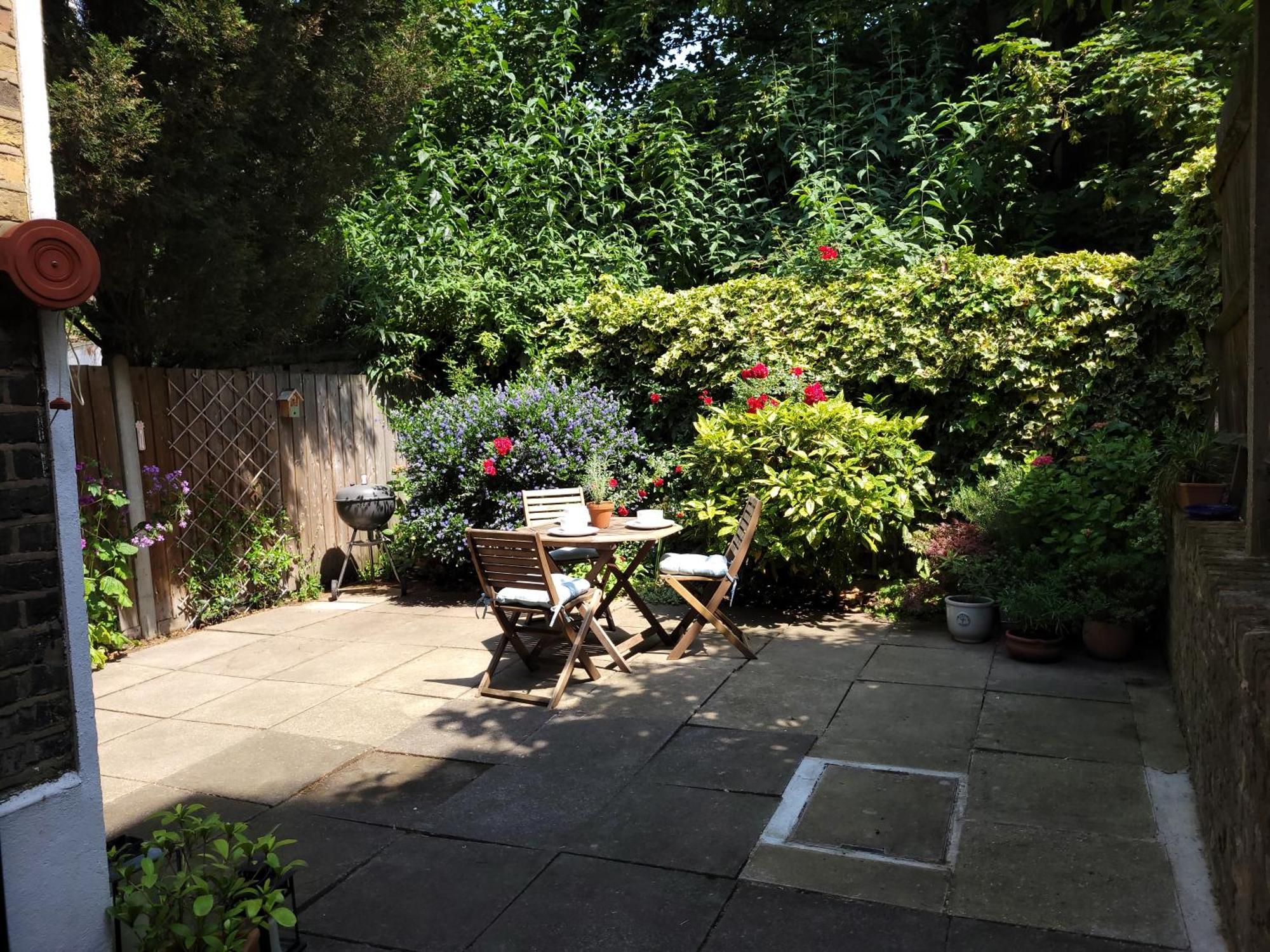 Lovely 1 Bed Flat With Private Garden And Easy Access To Apartment