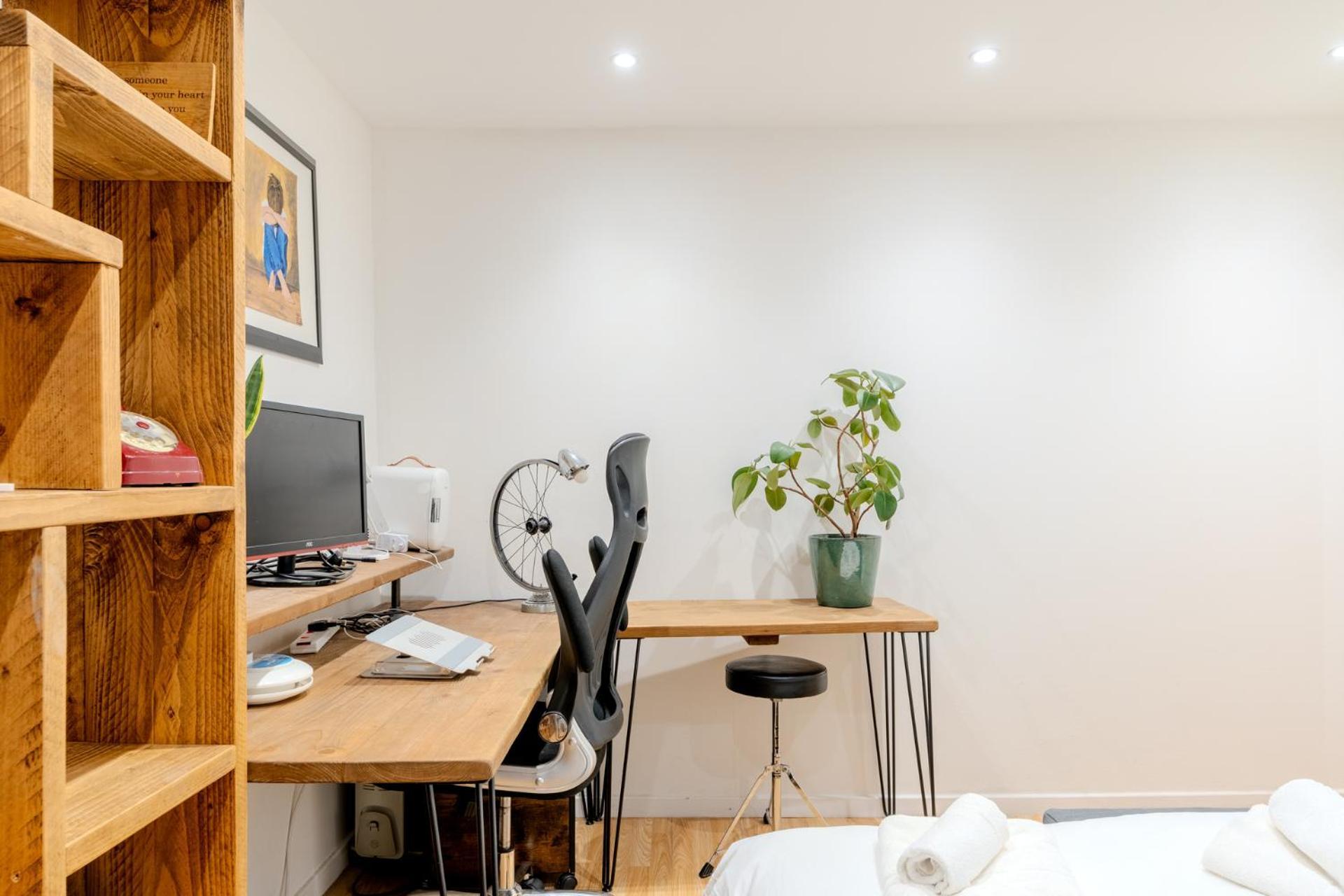 Garden Desk Working Area King Bed Parking *