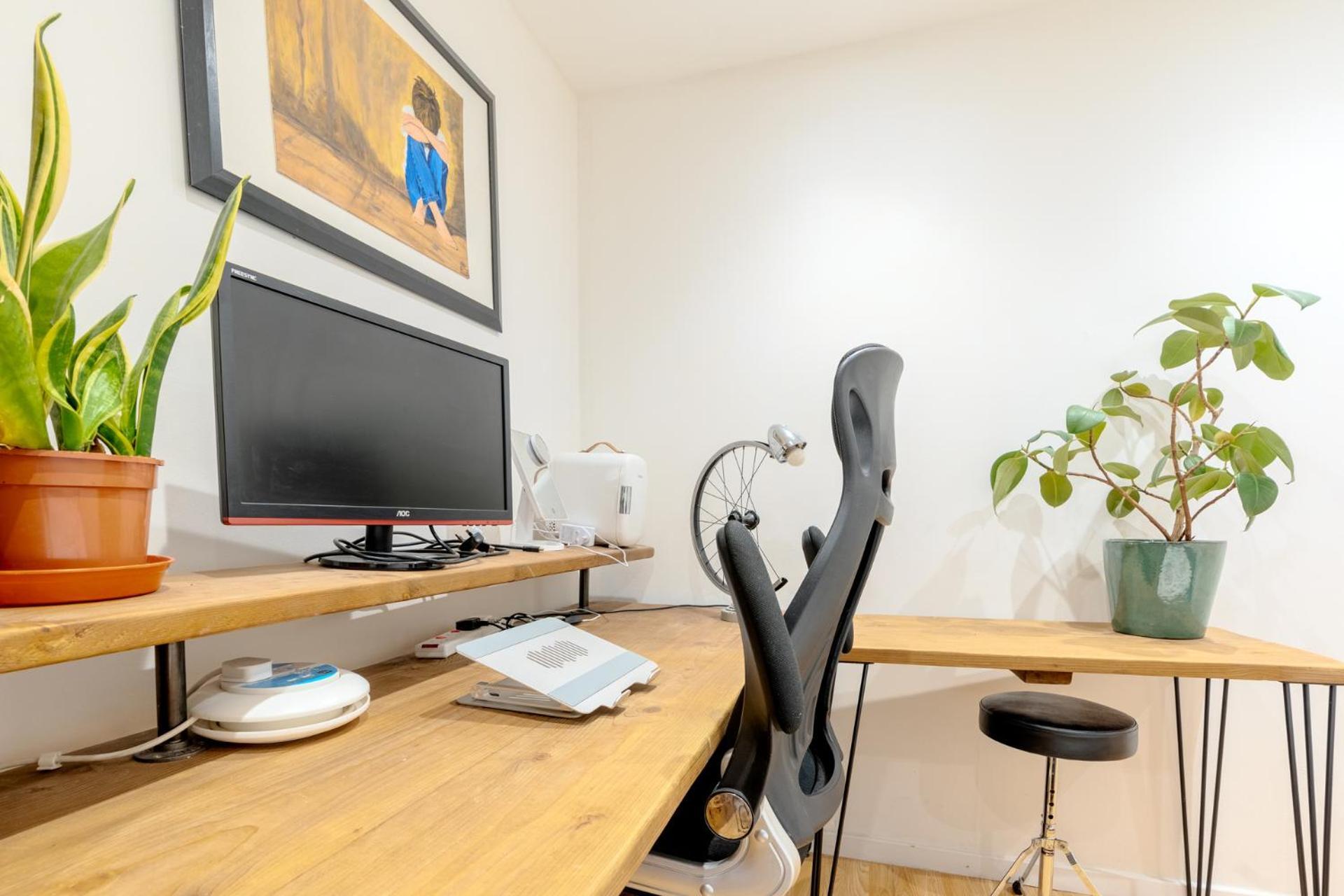 Garden Desk Working Area King Bed Parking