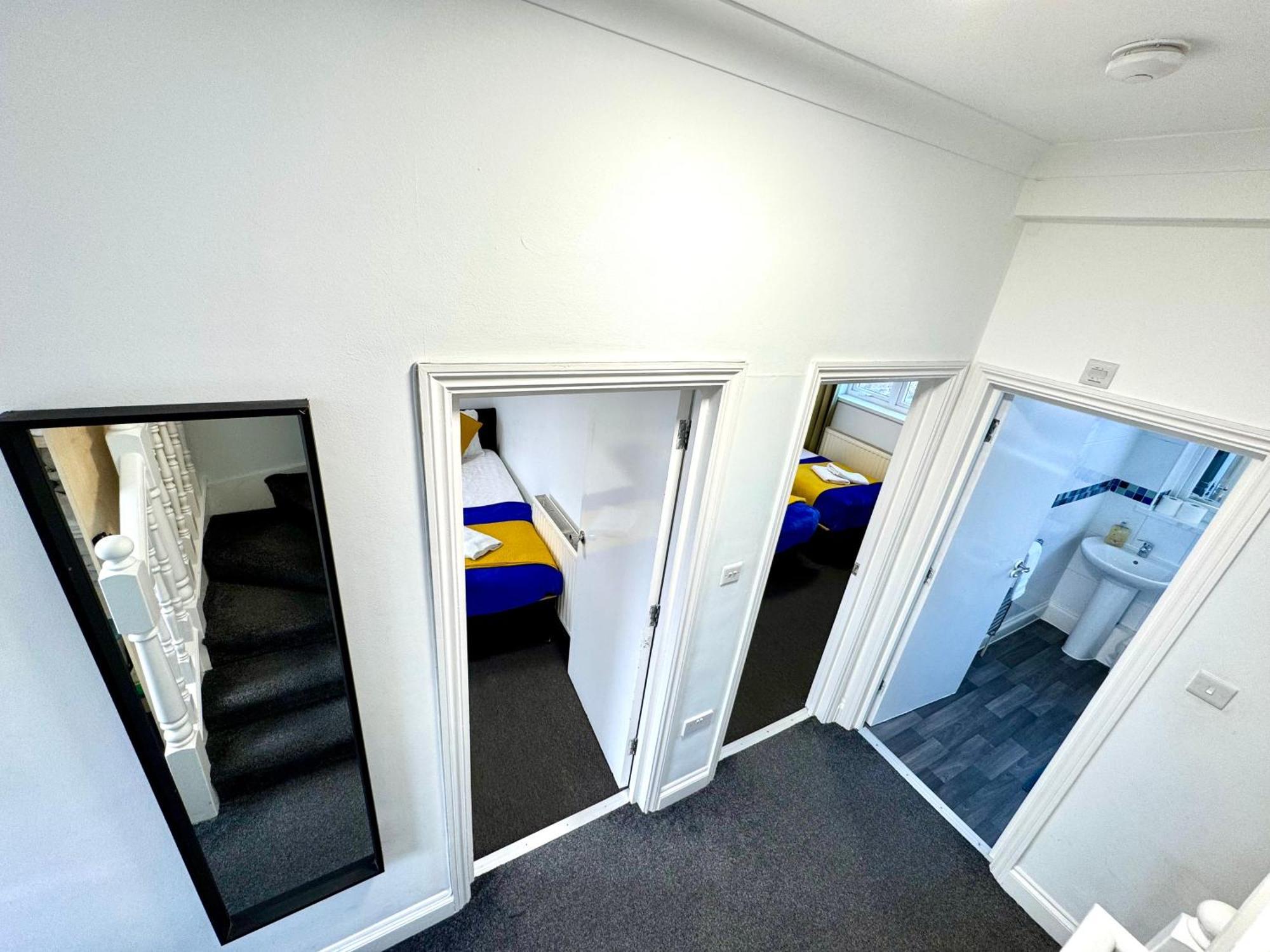 3 Bedrooms Spacious House, Separate Reception, 2 Full Bathrooms, Parking, Garden Holiday home