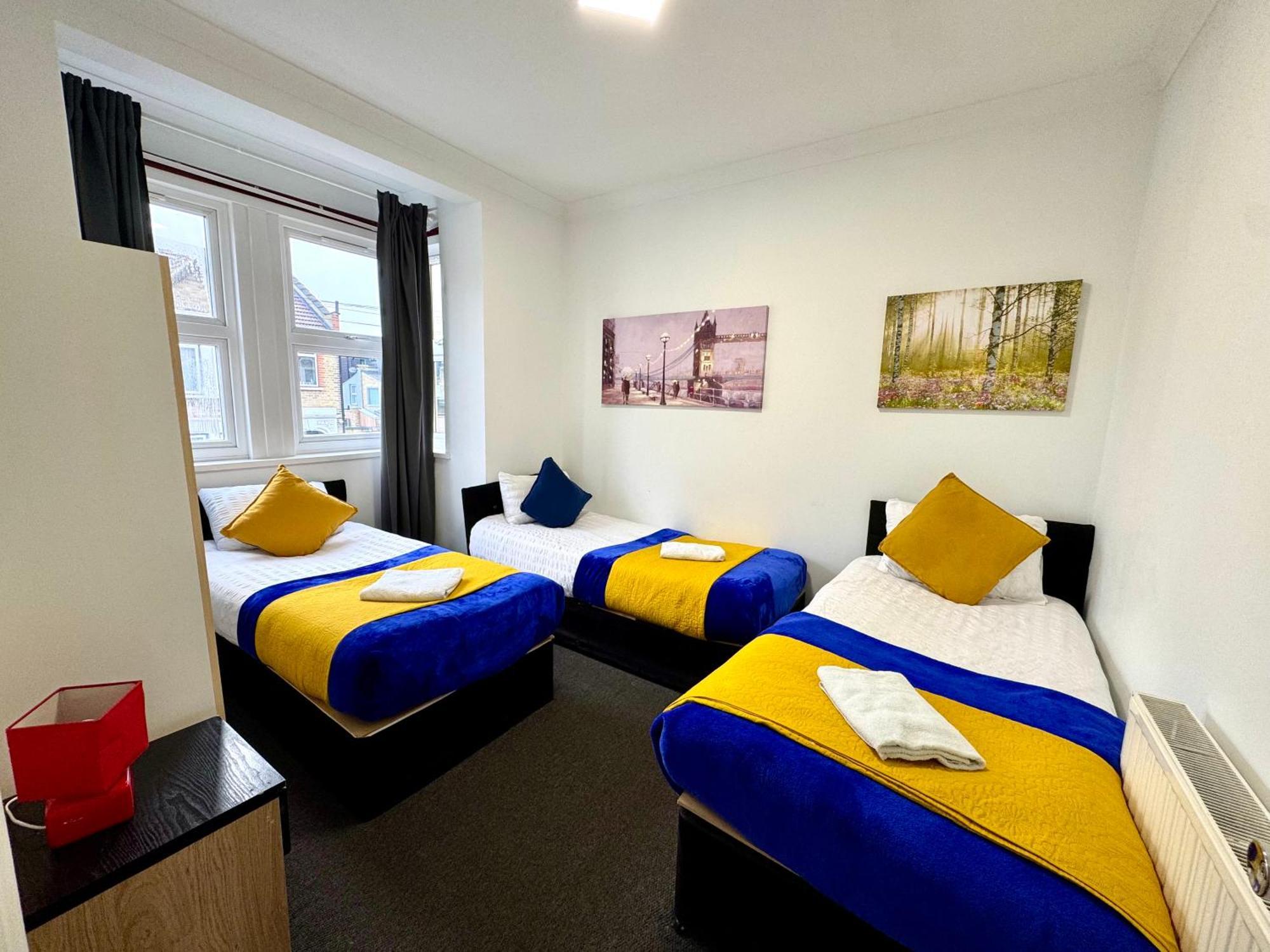 Holiday home 3 Bedrooms Spacious House, Separate Reception, 2 Full Bathrooms, Parking, Garden