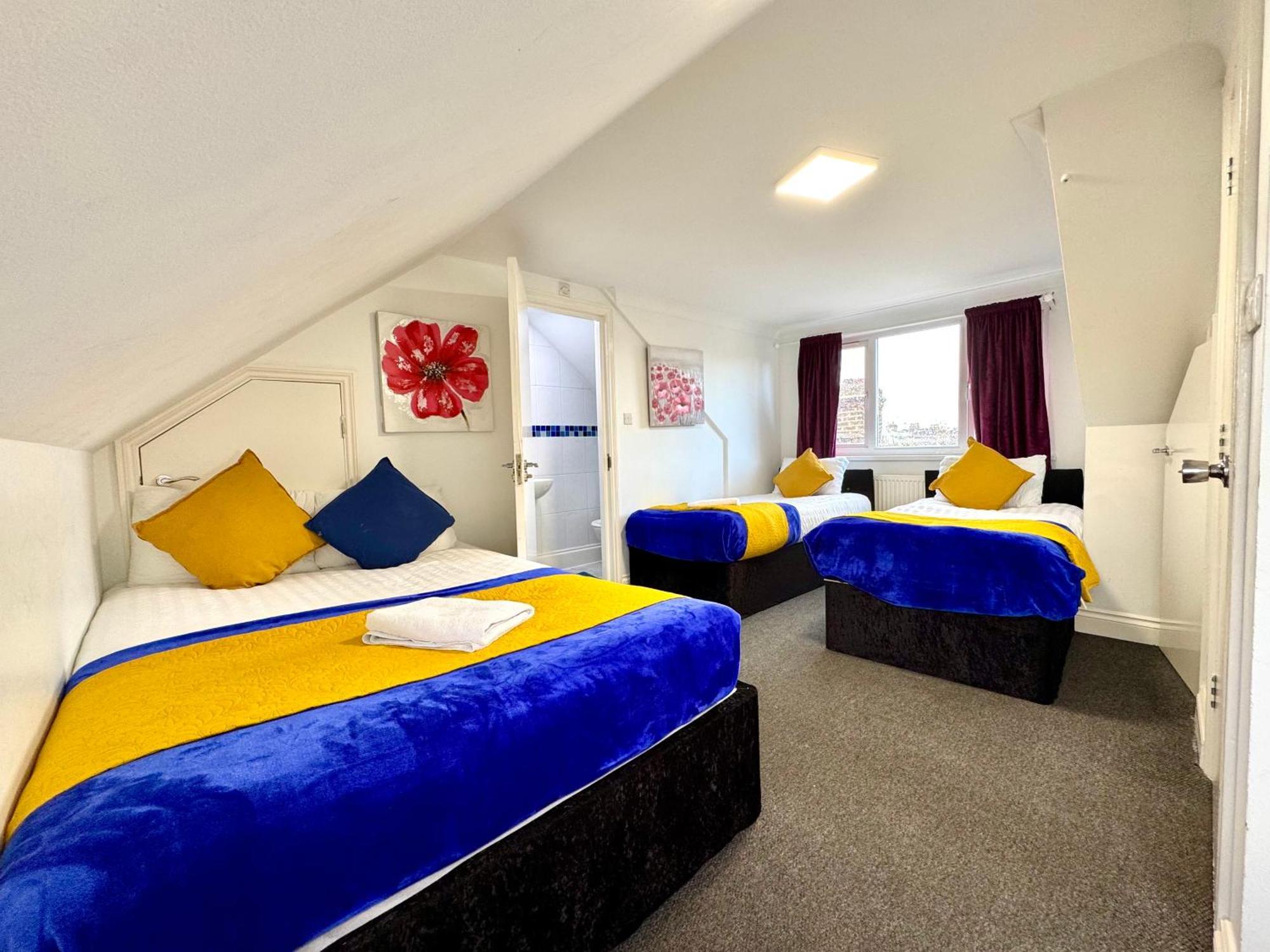 3 Bedrooms Spacious House, Separate Reception, 2 Full Bathrooms, Parking, Garden Holiday home *
