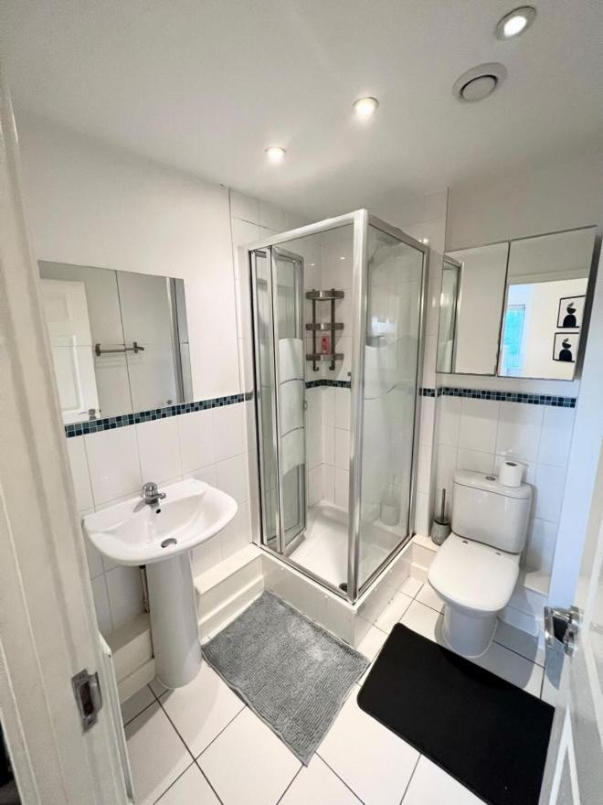 Modern 2 Bedroom Close To Center Zone 2 Apartment London