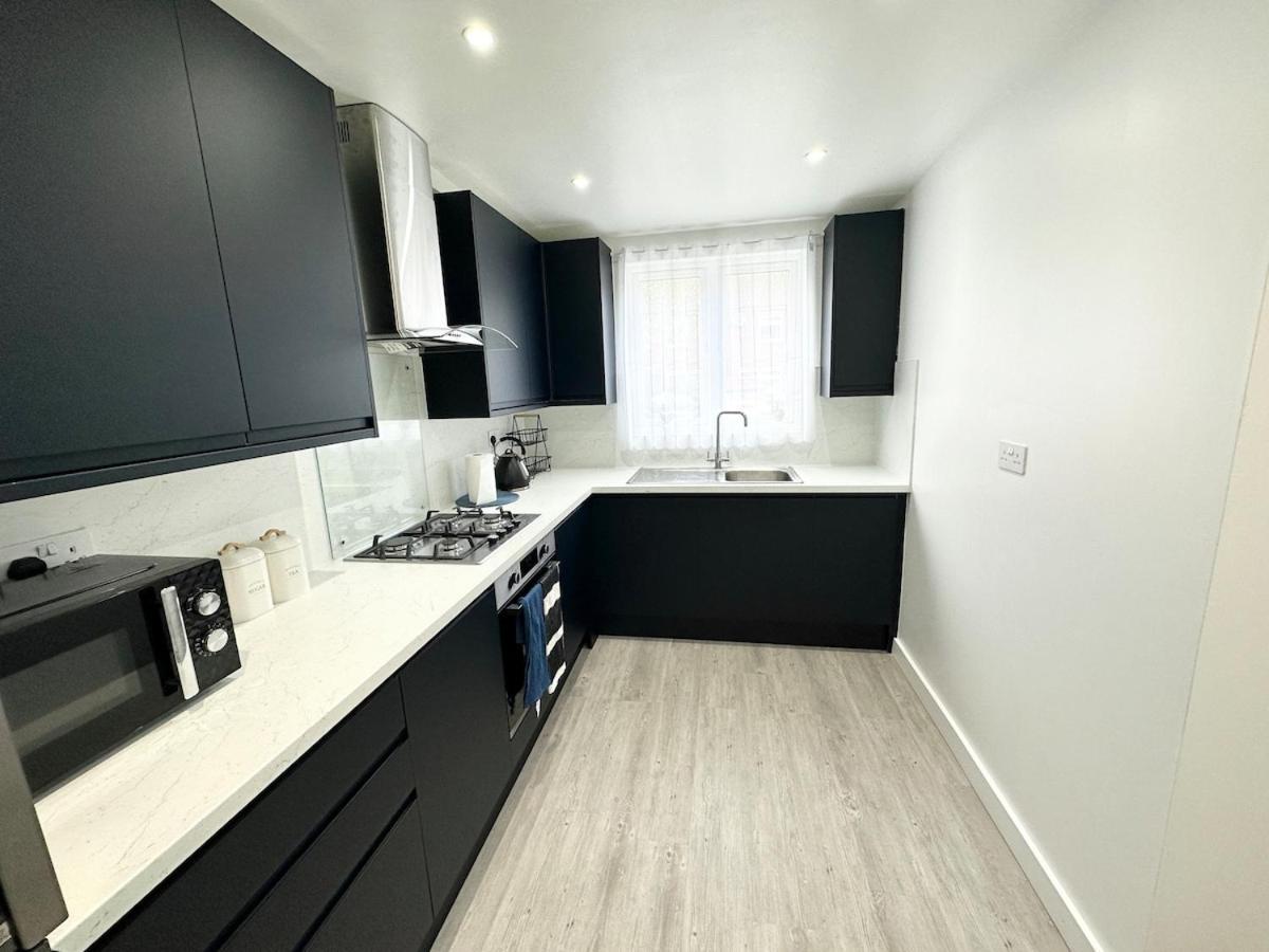 Holiday home 3Bed 2Bath House-Free Parking-Hi Speed Wifi-Garden-Entire Home-2Mins From Train Station *