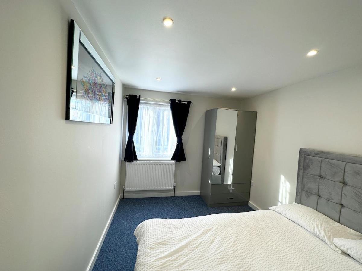 3Bed 2Bath House-Free Parking-Hi Speed Wifi-Garden-Entire Home-2Mins From Train Station London