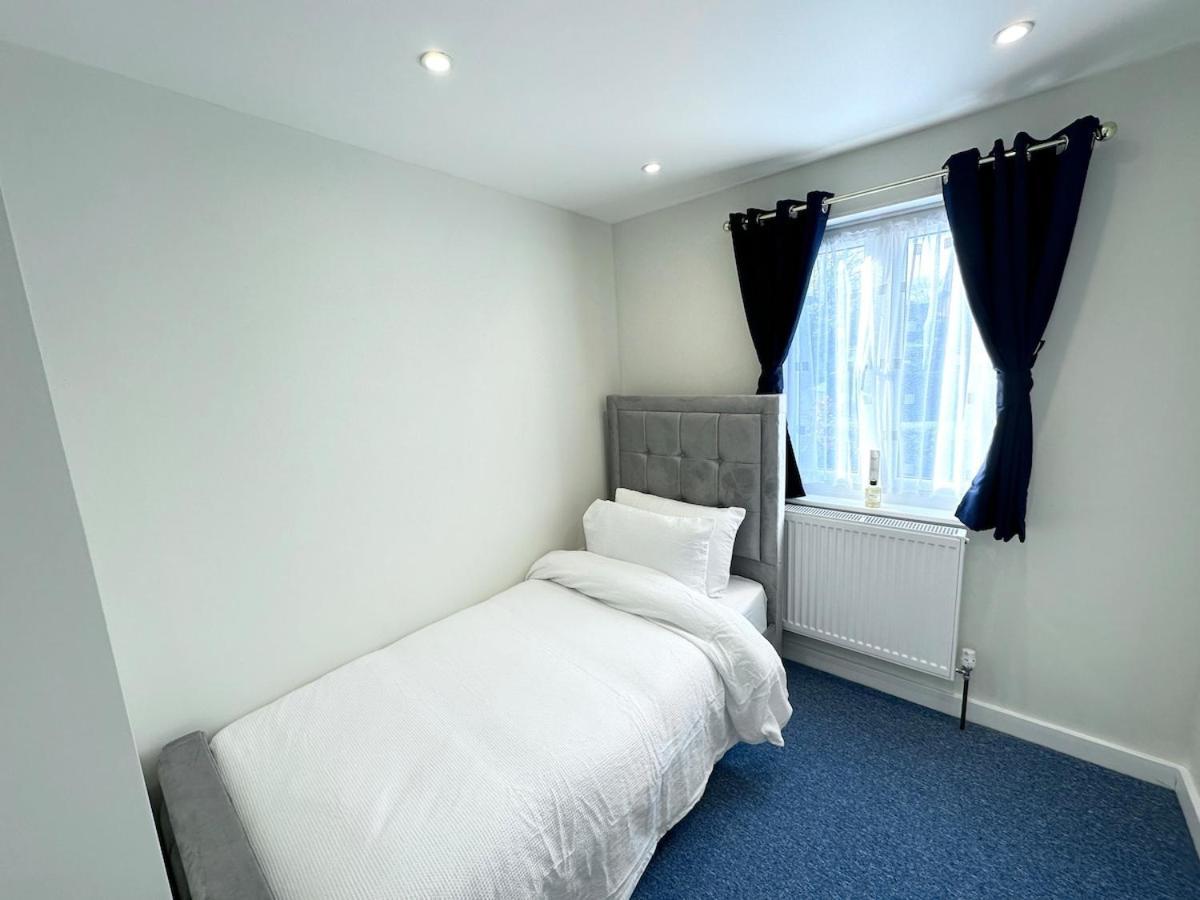 3Bed 2Bath House-Free Parking-Hi Speed Wifi-Garden-Entire Home-2Mins From Train Station * London