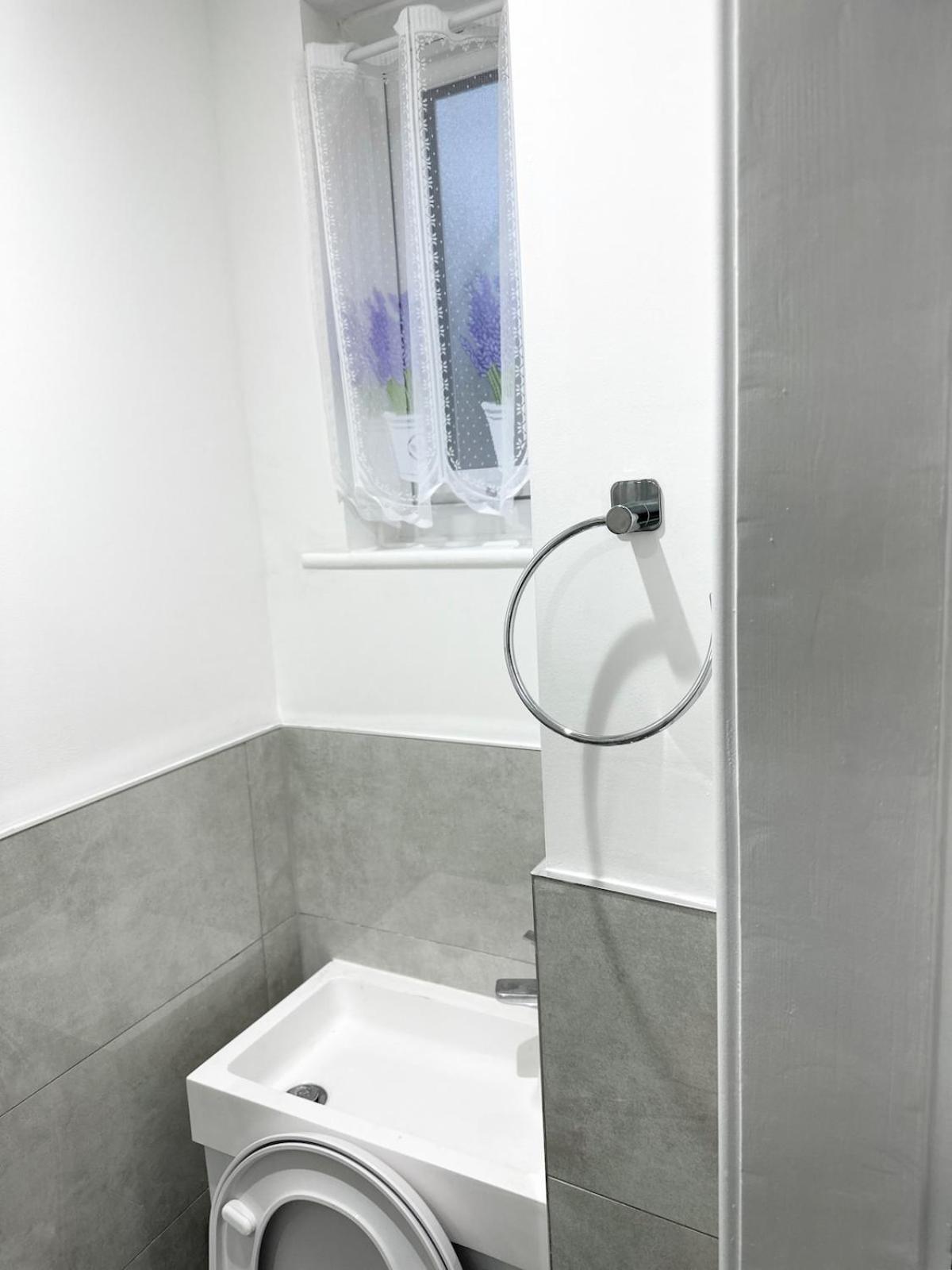 3Bed 2Bath House-Free Parking-Hi Speed Wifi-Garden-Entire Home-2Mins From Train Station * London