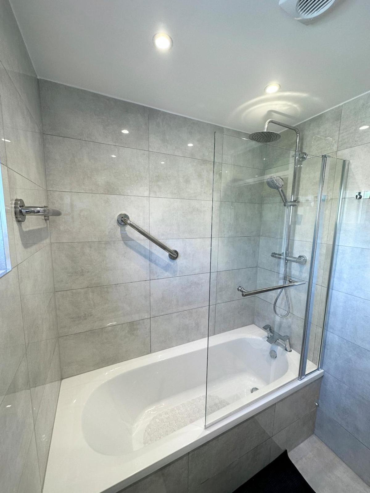 3Bed 2Bath House-Free Parking-Hi Speed Wifi-Garden-Entire Home-2Mins From Train Station Holiday home *