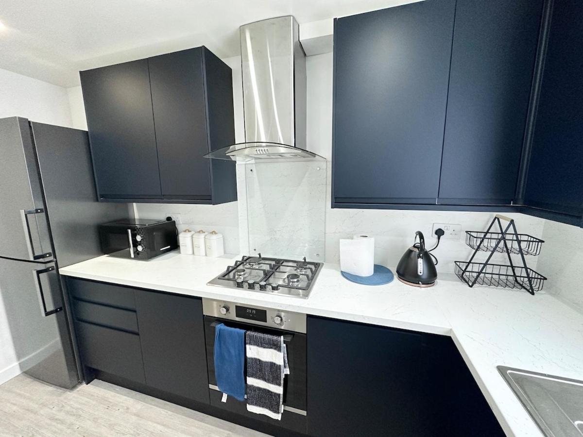 3Bed 2Bath House-Free Parking-Hi Speed Wifi-Garden-Entire Home-2Mins From Train Station Holiday home