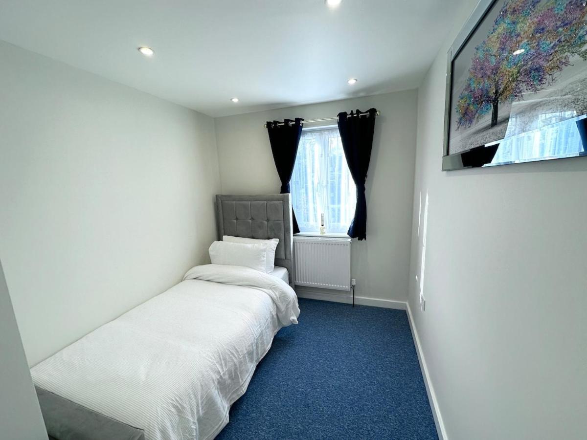 3Bed 2Bath House-Free Parking-Hi Speed Wifi-Garden-Entire Home-2Mins From Train Station * London