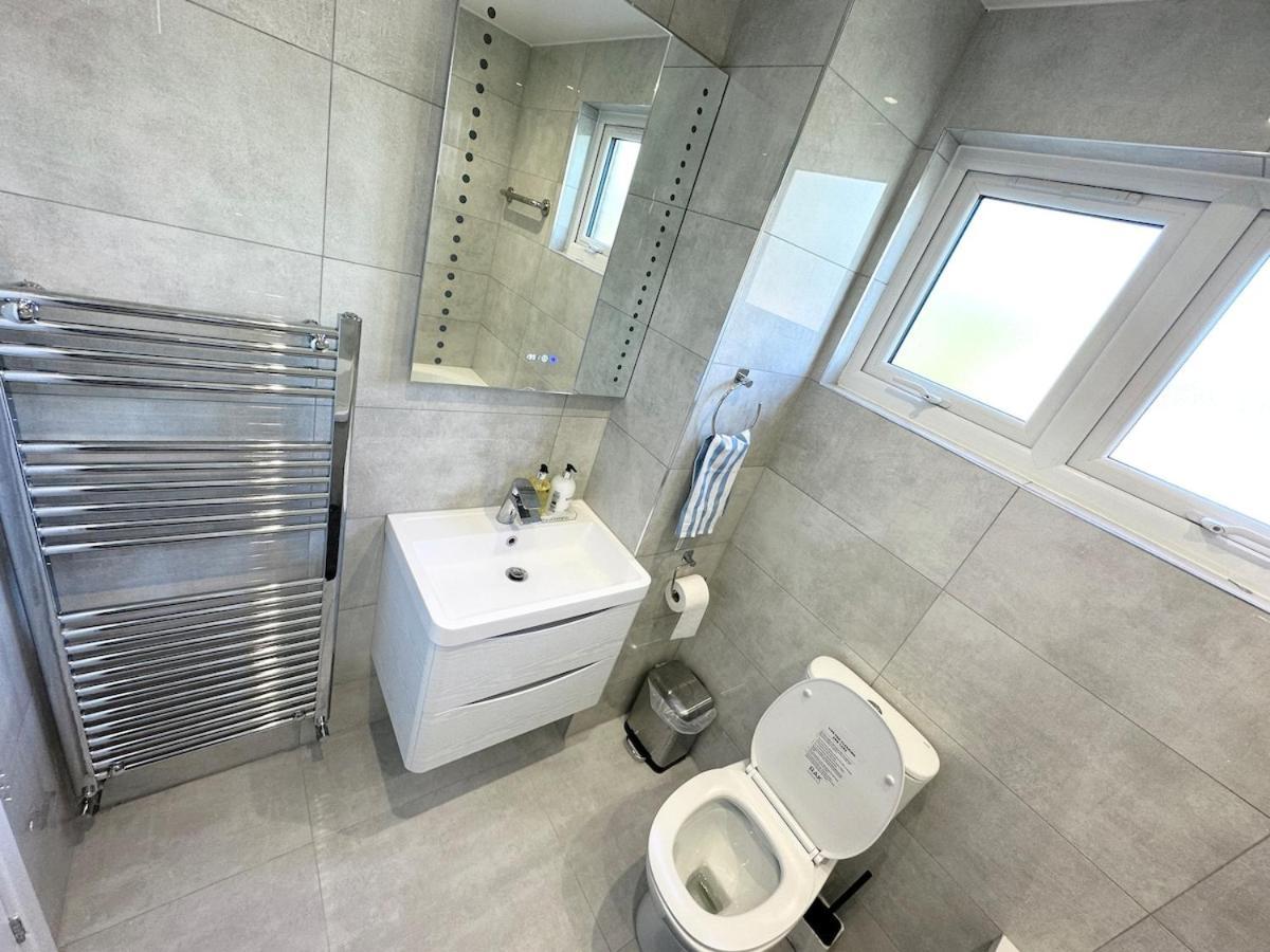 3Bed 2Bath House-Free Parking-Hi Speed Wifi-Garden-Entire Home-2Mins From Train Station Holiday home London
