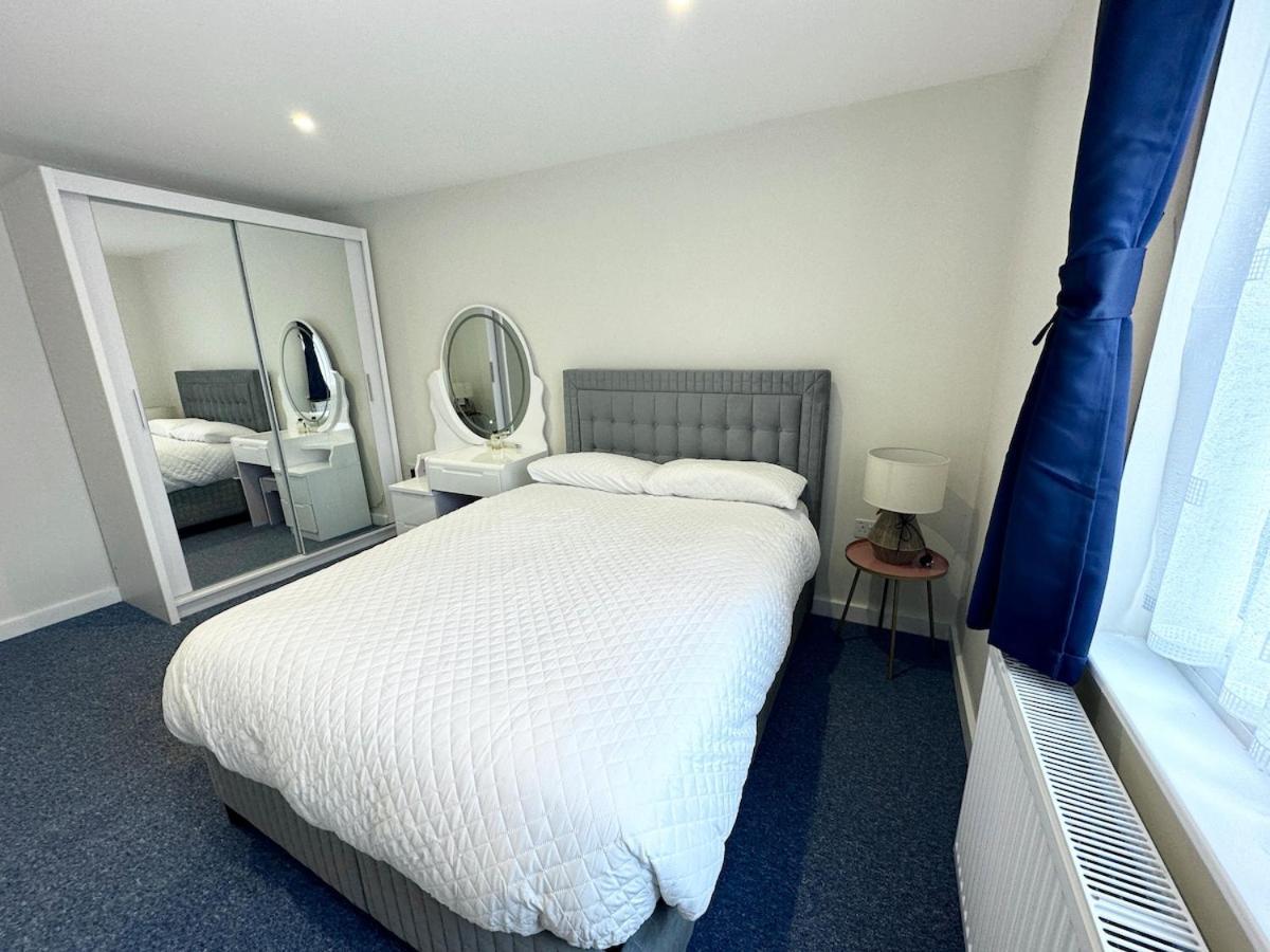 3Bed 2Bath House-Free Parking-Hi Speed Wifi-Garden-Entire Home-2Mins From Train Station *