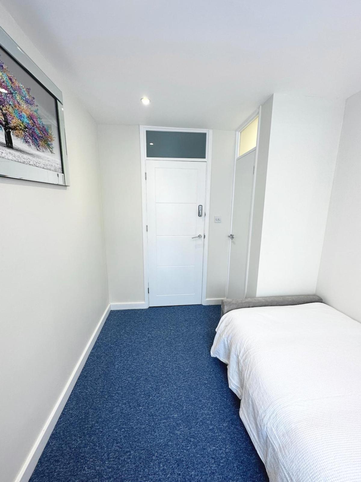 3Bed 2Bath House-Free Parking-Hi Speed Wifi-Garden-Entire Home-2Mins From Train Station Holiday home *