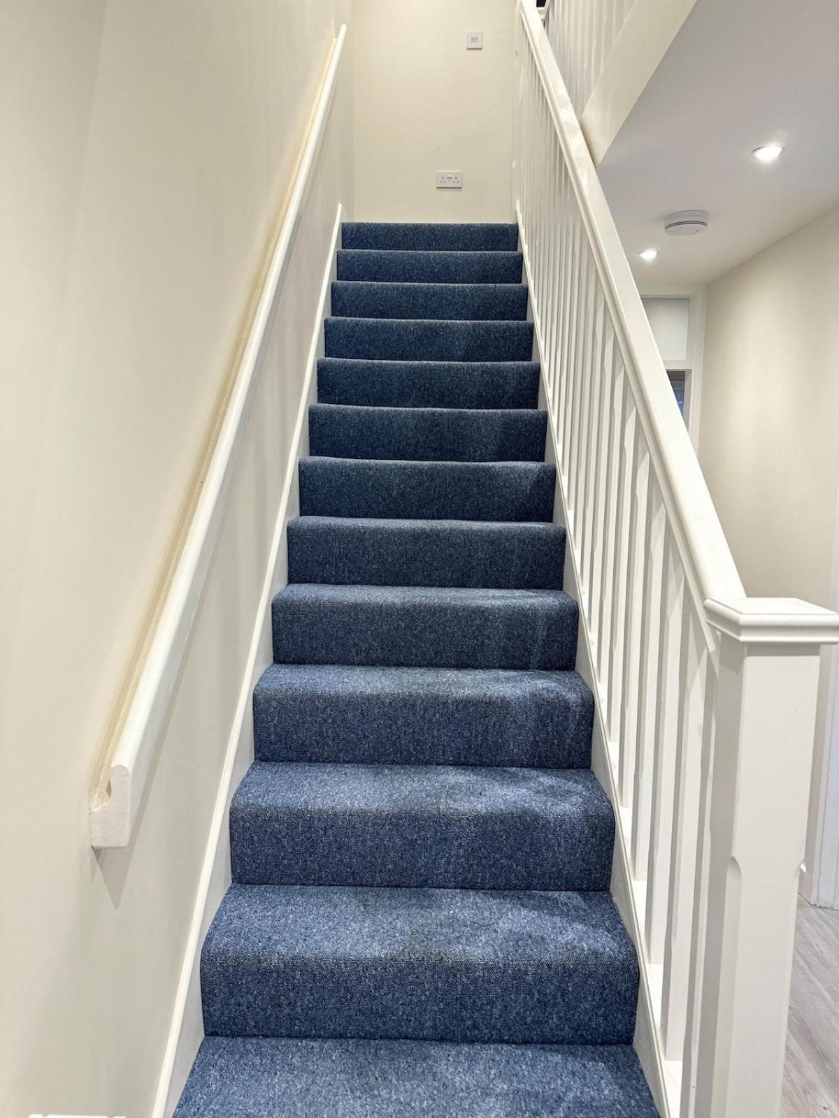3Bed 2Bath House-Free Parking-Hi Speed Wifi-Garden-Entire Home-2Mins From Train Station Holiday home