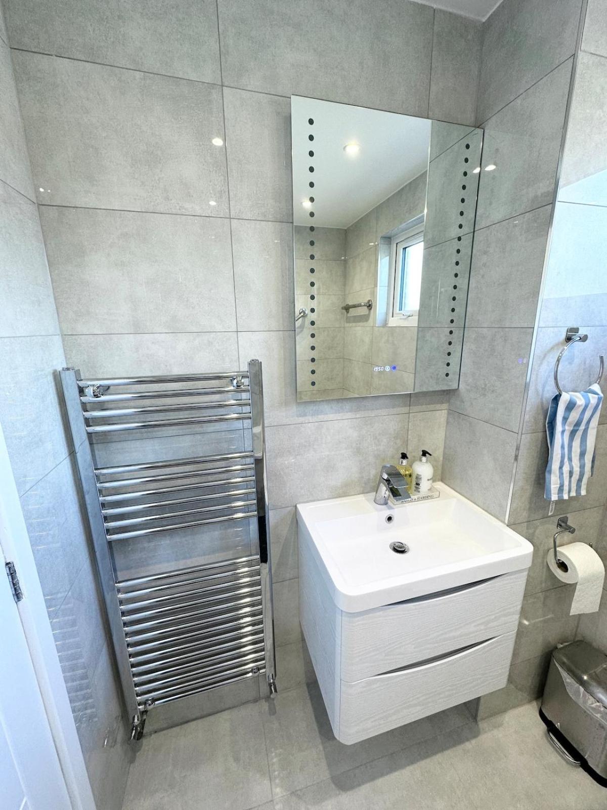 3Bed 2Bath House-Free Parking-Hi Speed Wifi-Garden-Entire Home-2Mins From Train Station * London