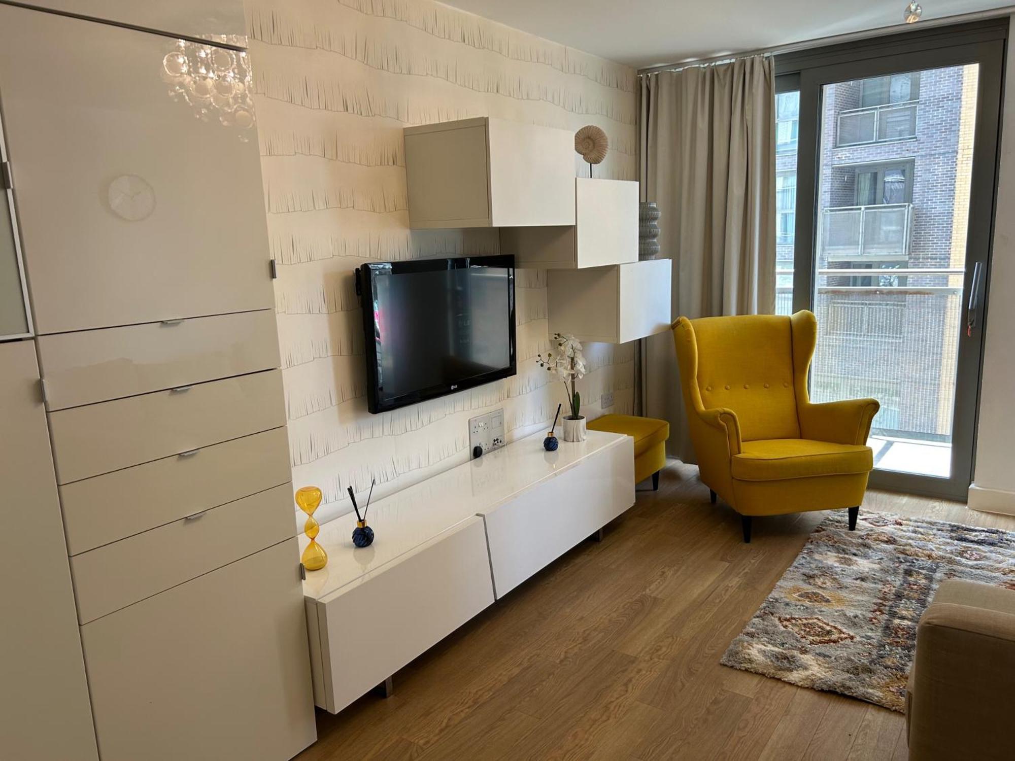 Apartment 1-Bed Apt Sleeps 4 Central To Shops & Transport *