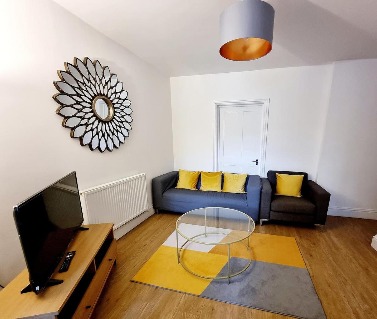 Spacious 2 Bedroom-3 Mins Walk Tube, Hospital, Queen Mary Uni London