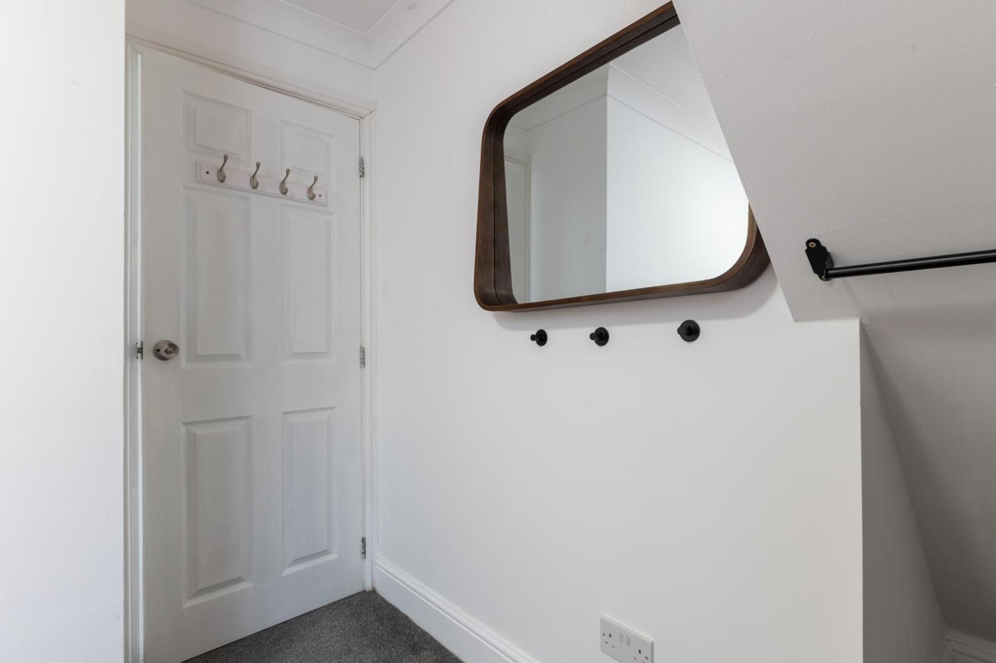 Cute & Stylish 2 Bed House 10 Mins To Woolwich Dlr Holiday home London