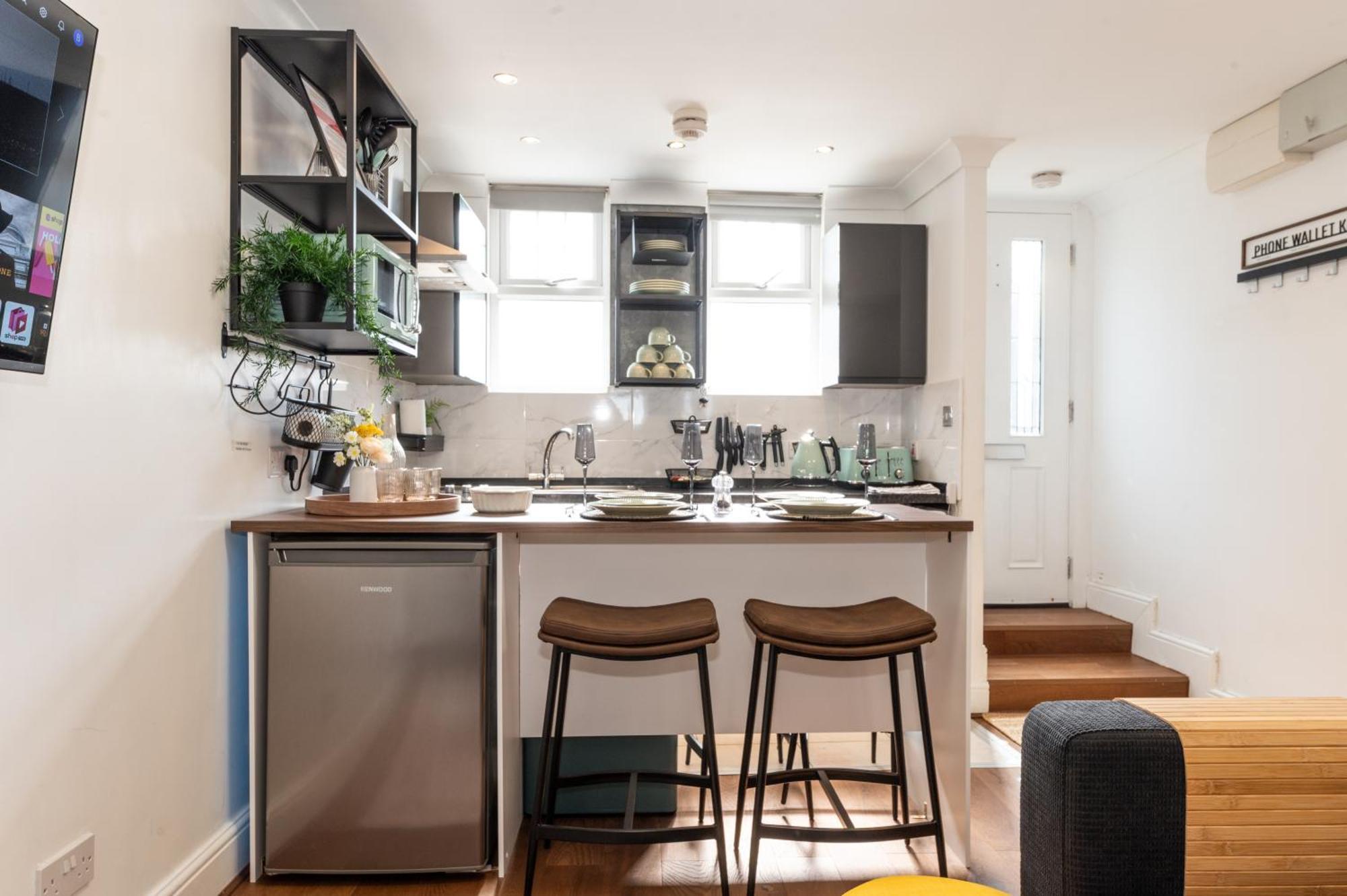 Cute & Stylish 2 Bed House 10 Mins To Woolwich Dlr *
