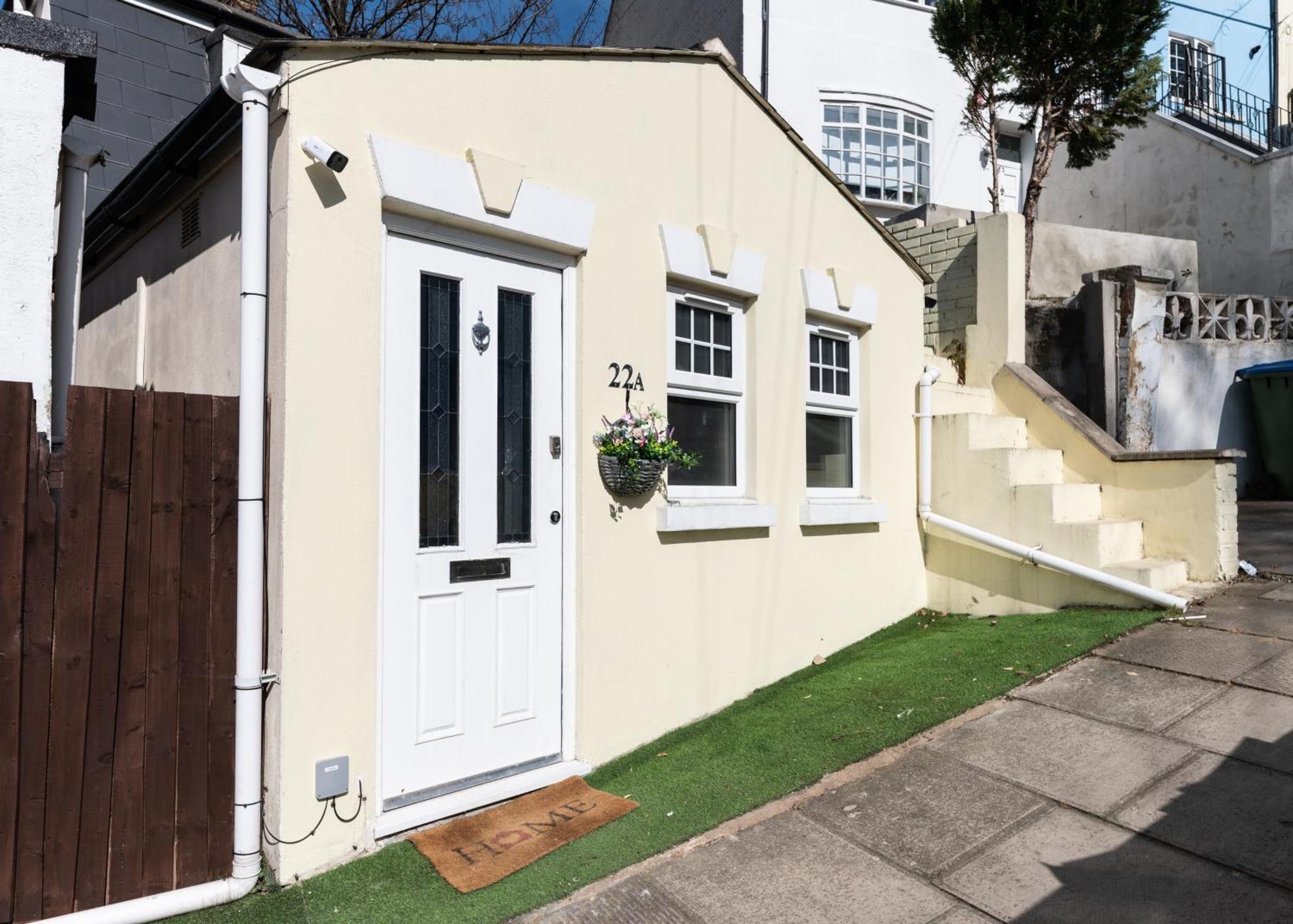 Cute & Stylish 2 Bed House 10 Mins To Woolwich Dlr