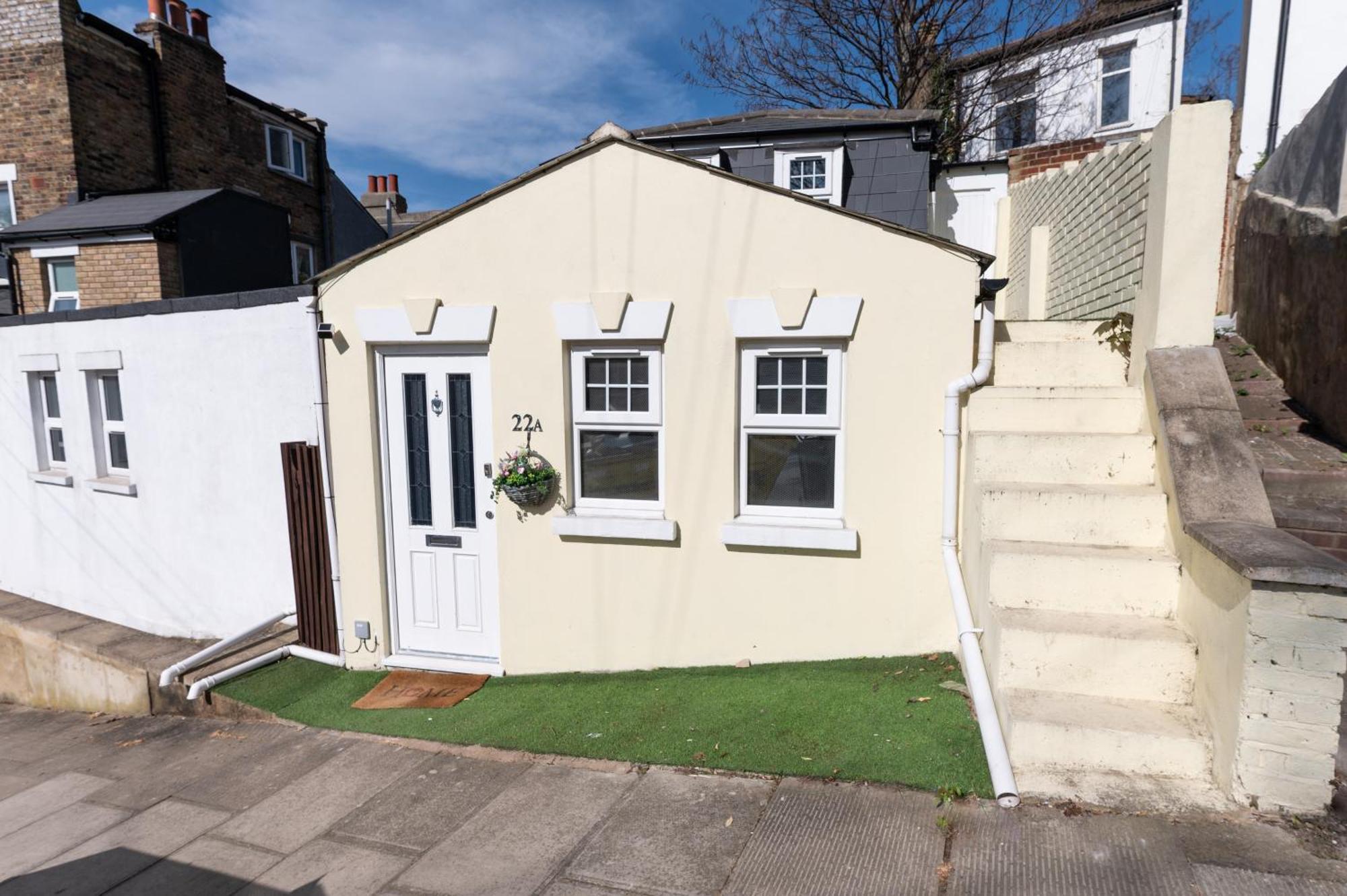 Cute & Stylish 2 Bed House 10 Mins To Woolwich Dlr