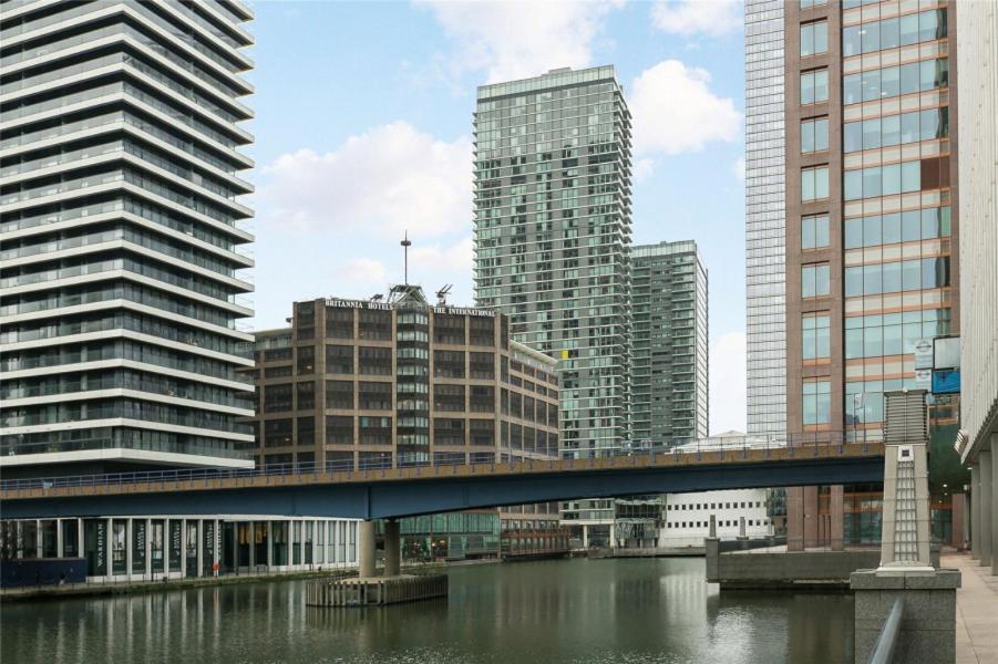 Luxe , Balcony , Gym , Views , 5 Minutes To Station * London