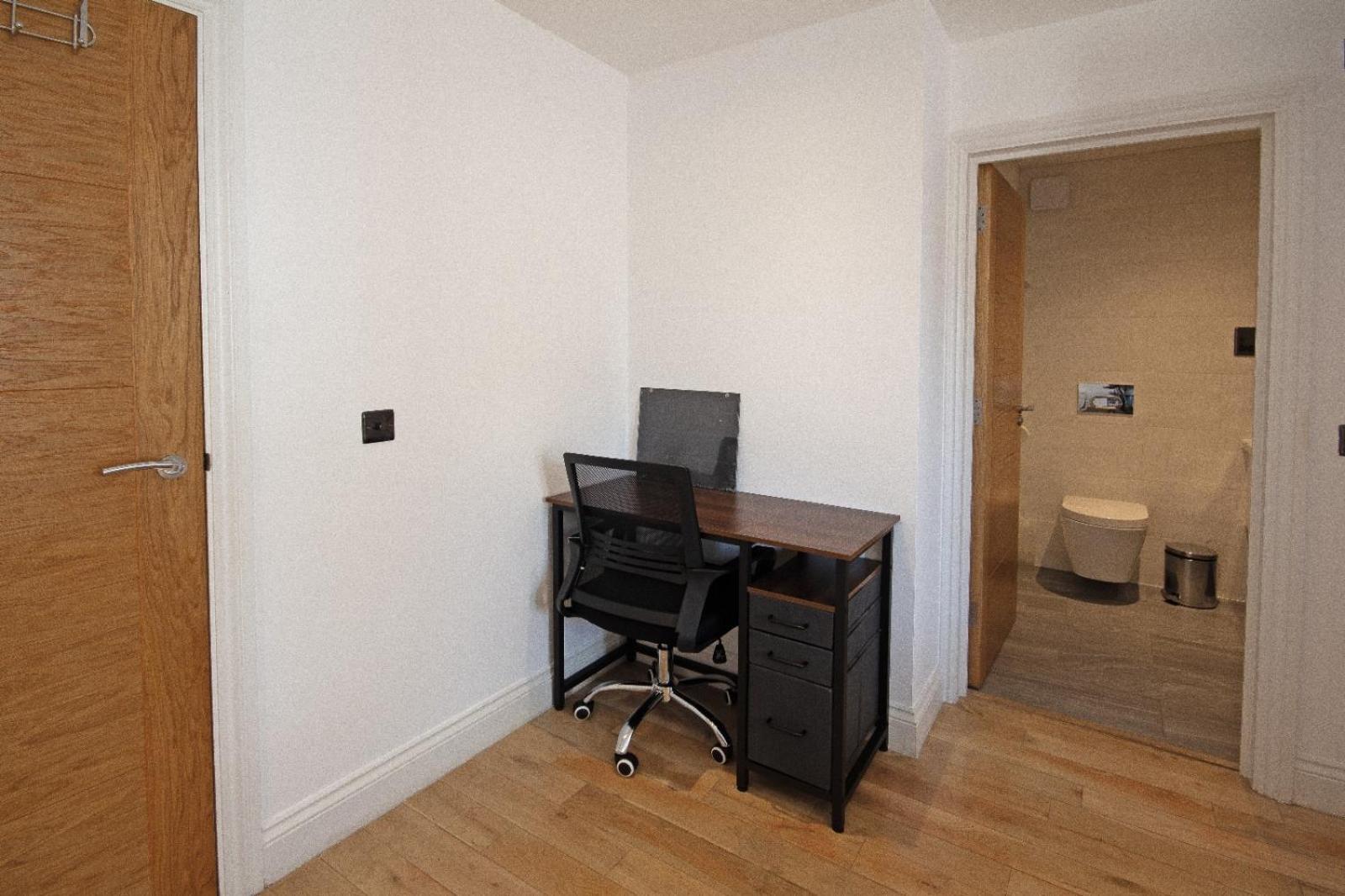 Hoxton 2 Bdr 2 Bath Balcony Apartment