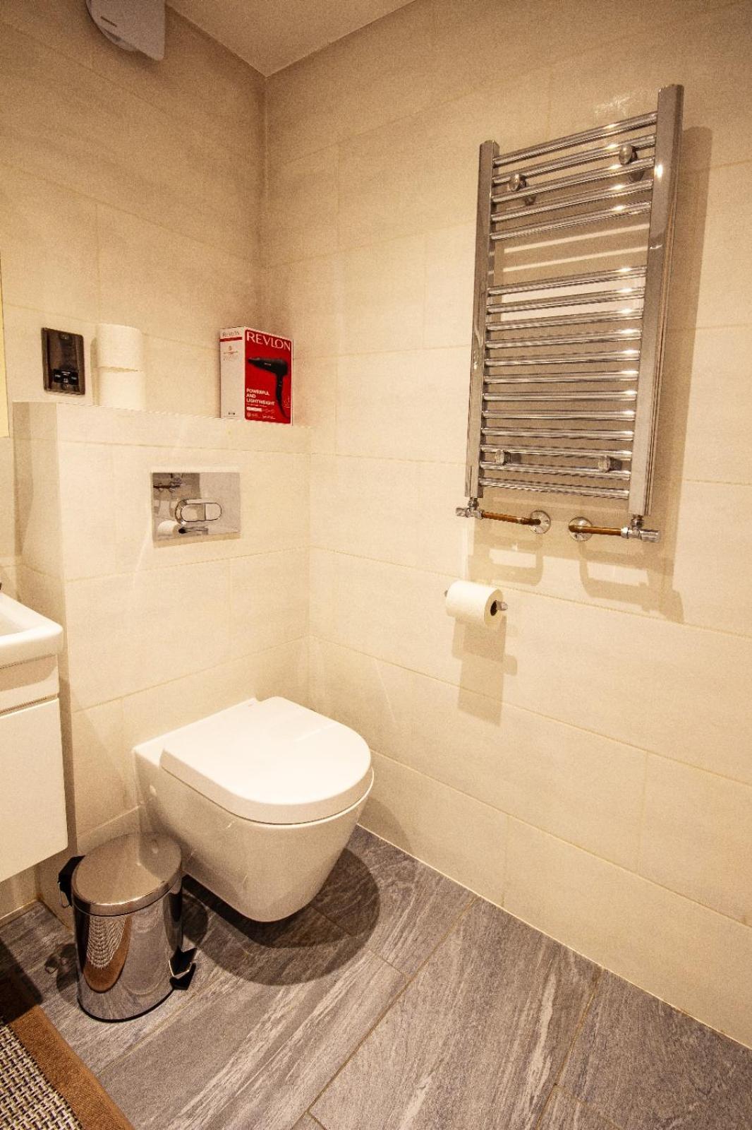 Hoxton 2 Bdr 2 Bath Balcony Apartment London
