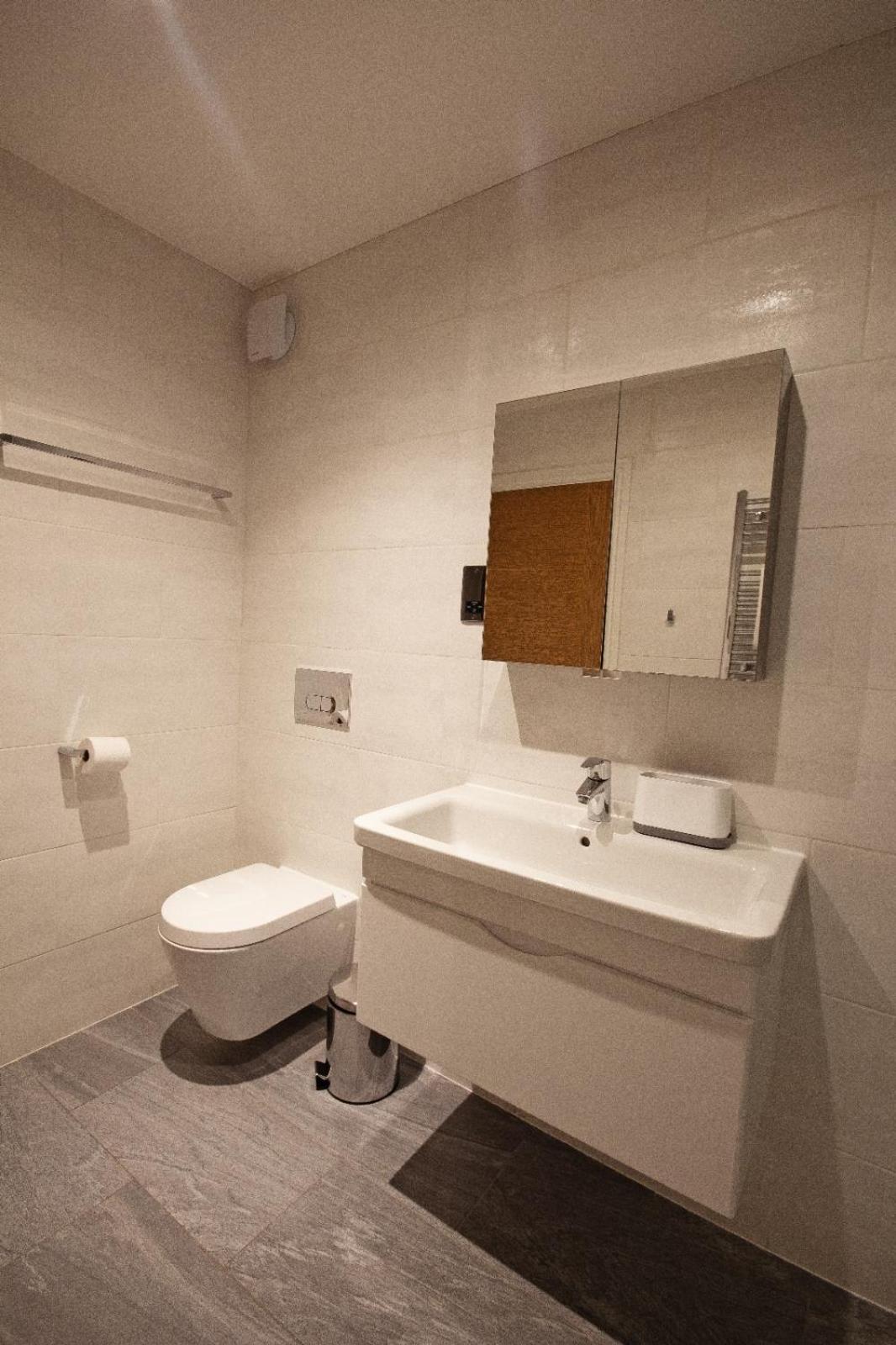 Hoxton 2 Bdr 2 Bath Balcony *