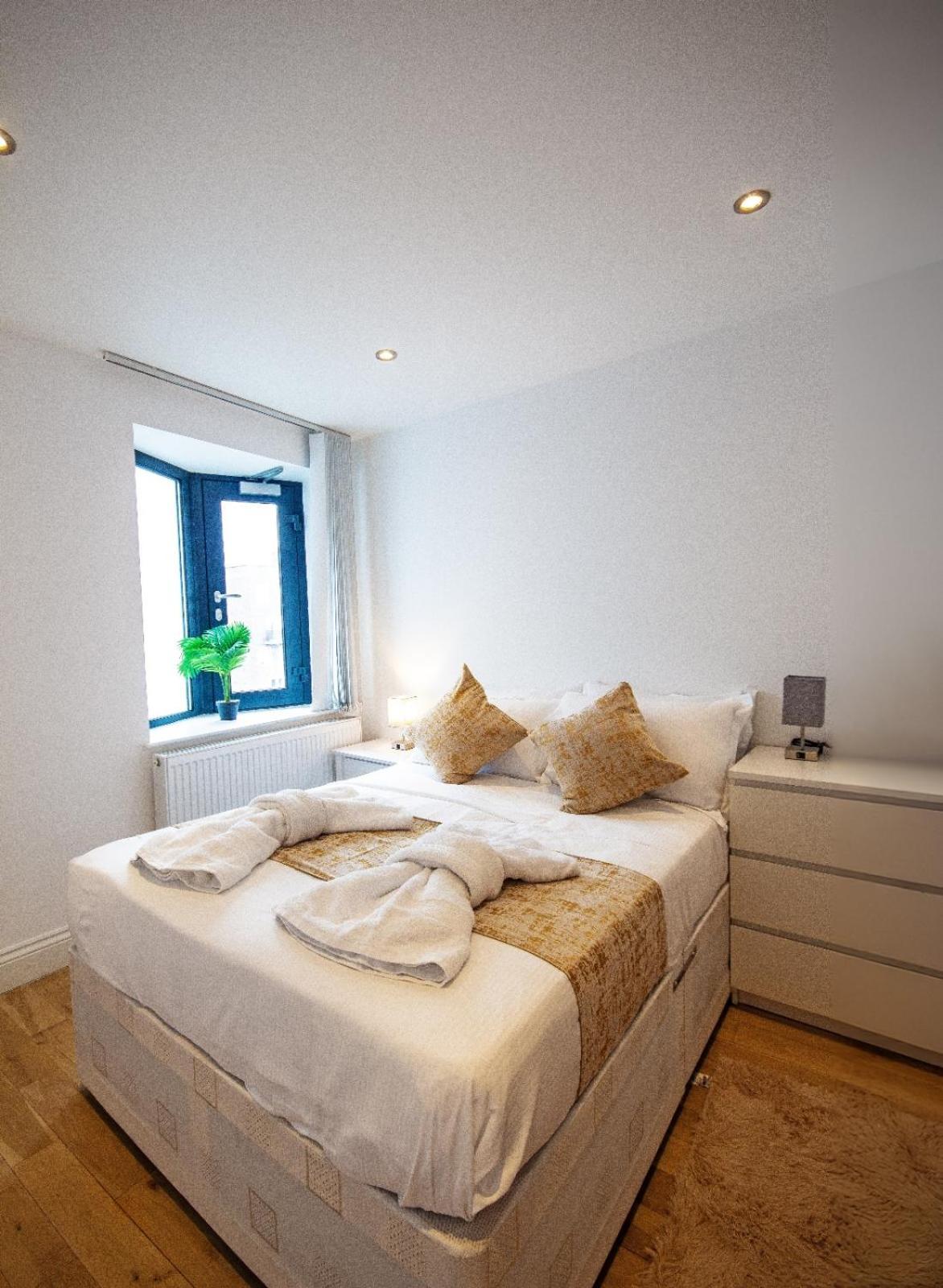 Hoxton 2 Bdr 2 Bath Balcony Apartment *